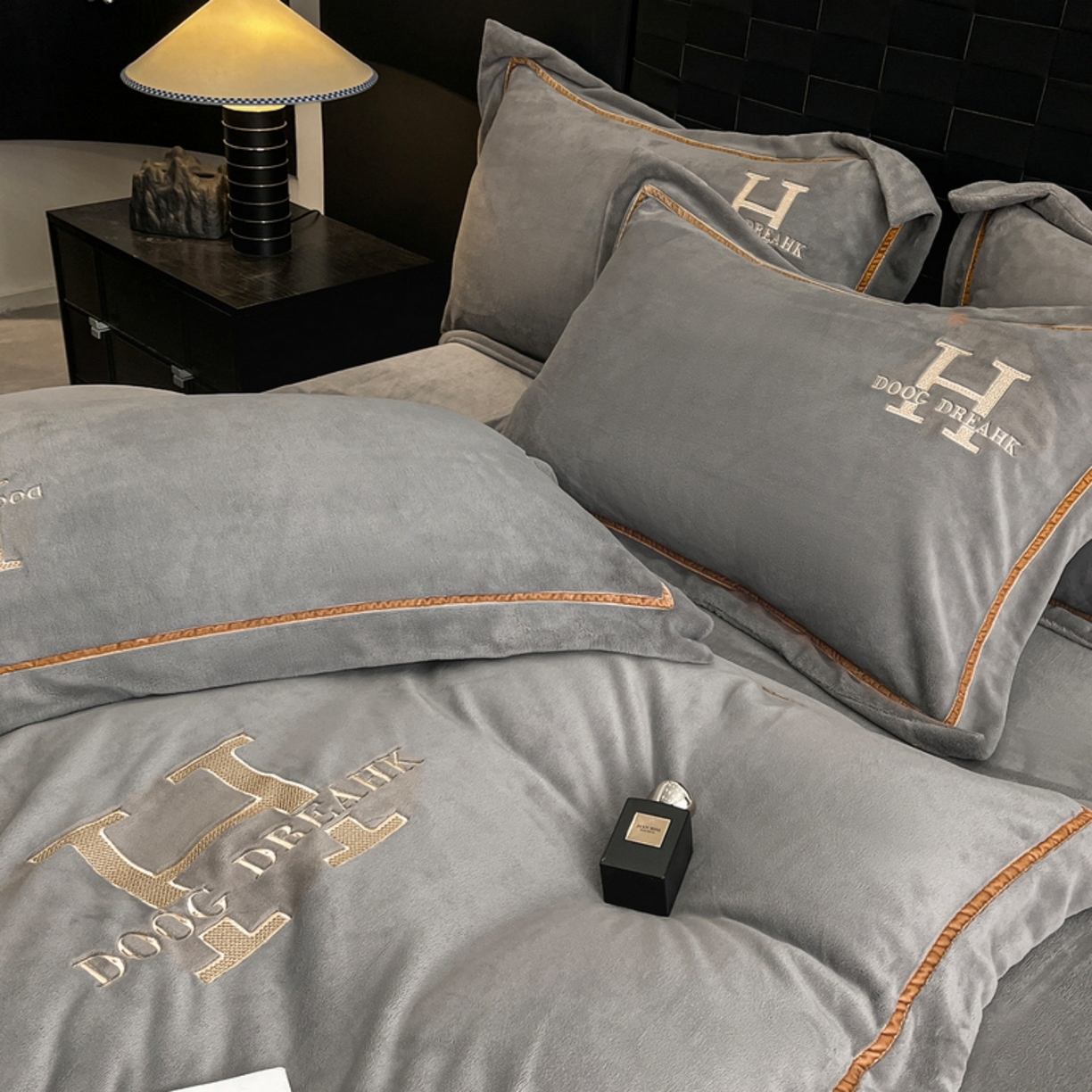 91家纺网 家纺一手货源 找家纺 （总）露梦家纺 2025新款A类牛奶绒工艺款刺绣四件套-艾伦系列（提供买家秀）