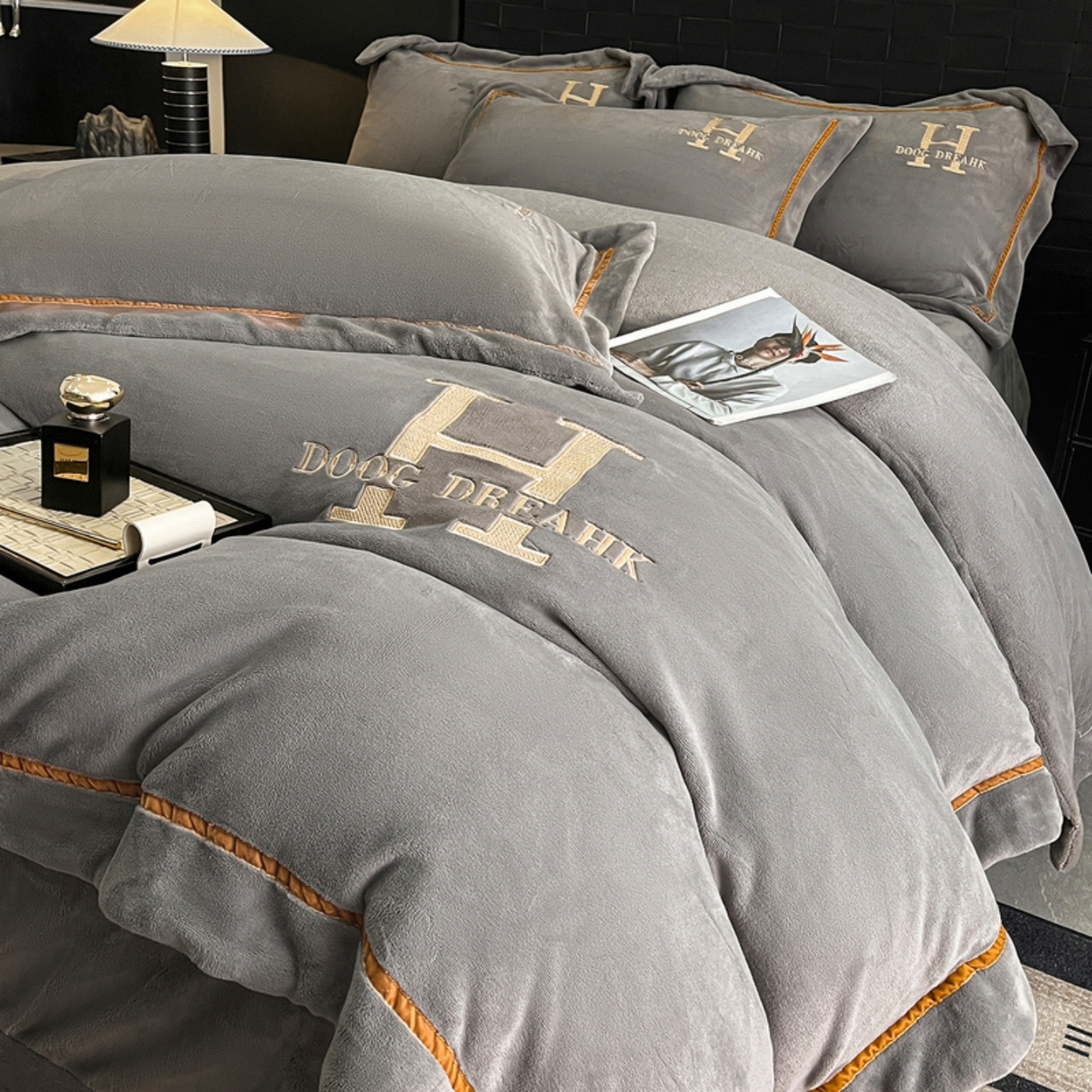 91家纺网 家纺一手货源 找家纺 （总）露梦家纺 2025新款A类牛奶绒工艺款刺绣四件套-艾伦系列（提供买家秀）