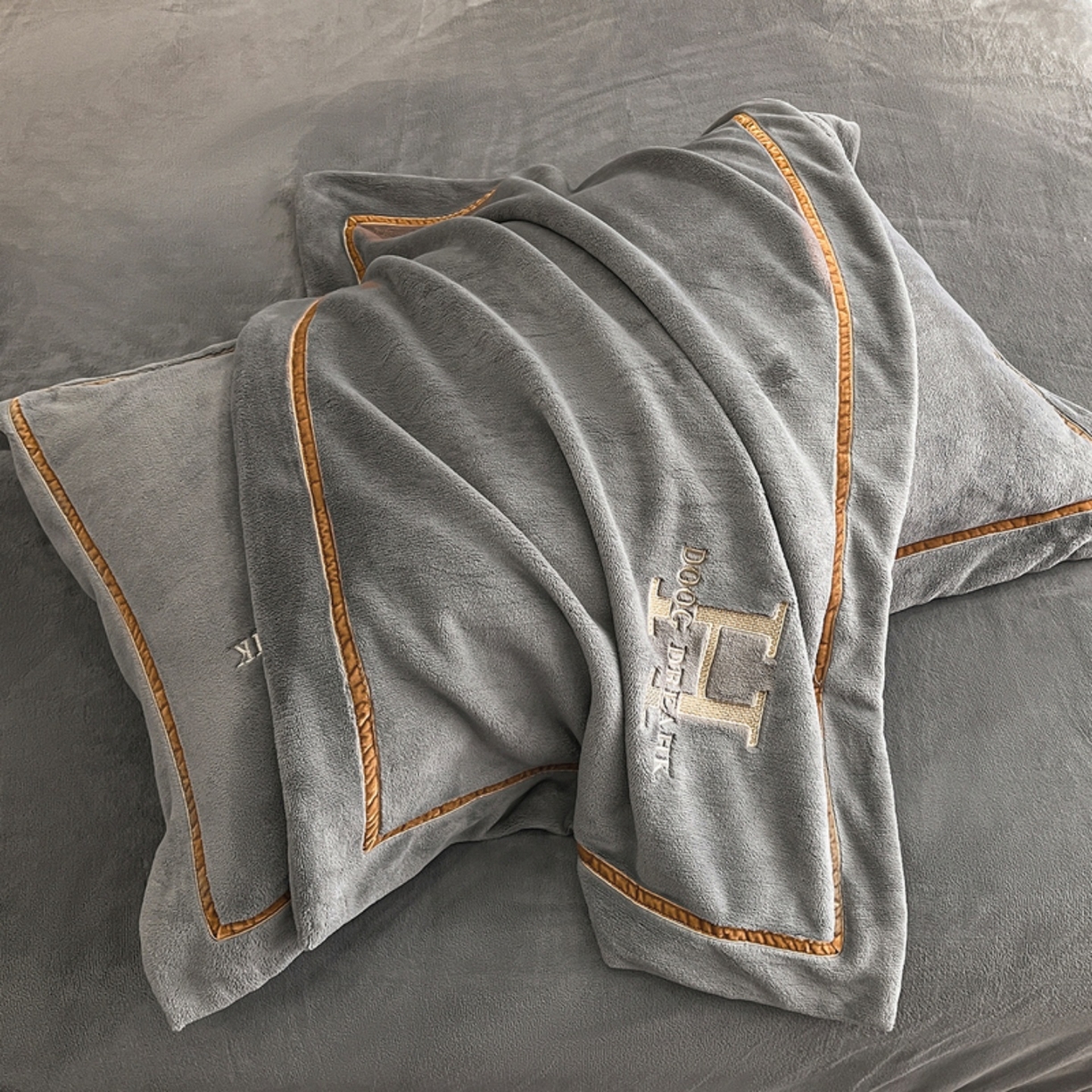 91家纺网 家纺一手货源 找家纺 （总）露梦家纺 2025新款A类牛奶绒工艺款刺绣四件套-艾伦系列（提供买家秀）