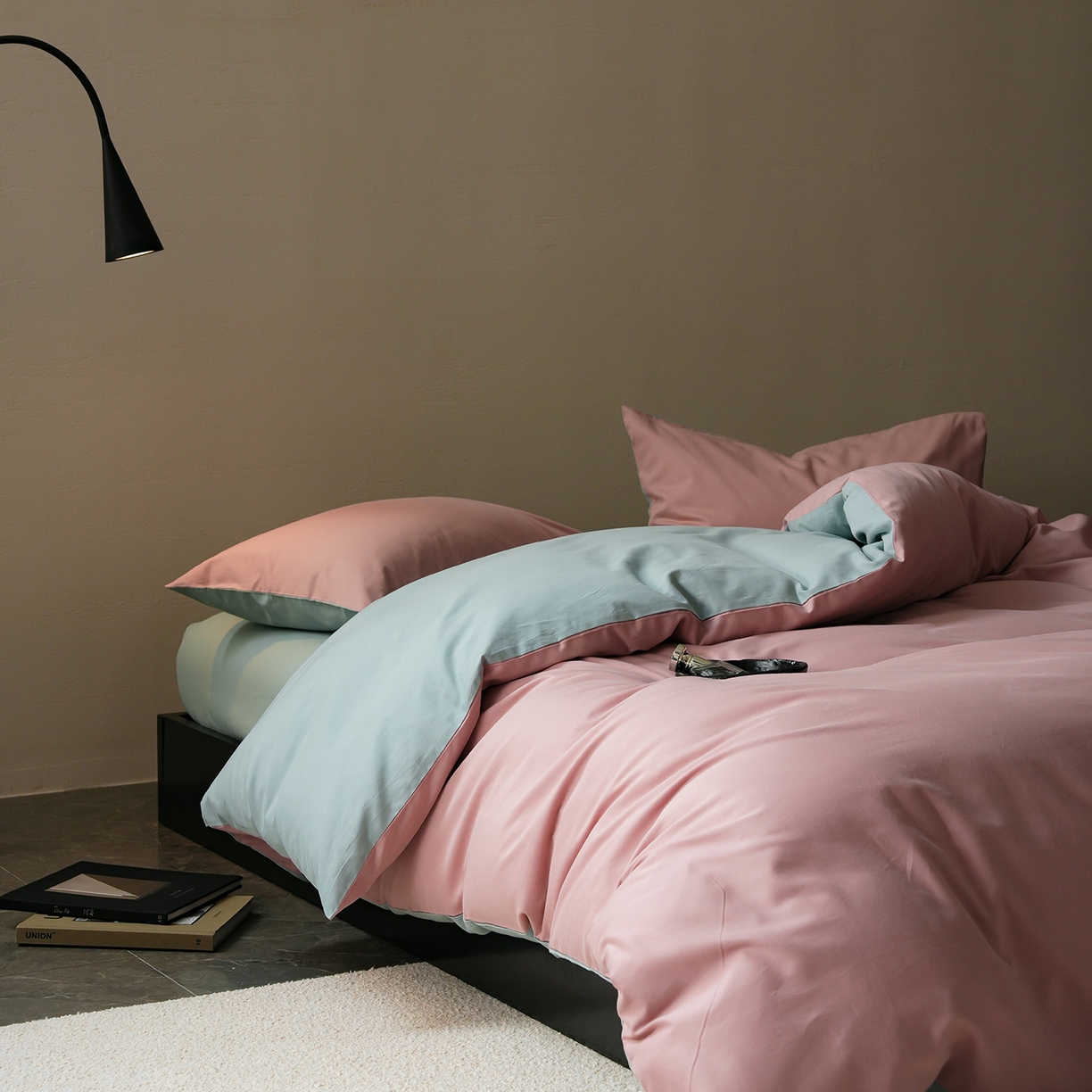 91家纺网 家纺一手货源 找家纺 禾时 2025新款A类全棉贡缎磨毛纯色四件套（礼盒包装）-风格1 紫黛