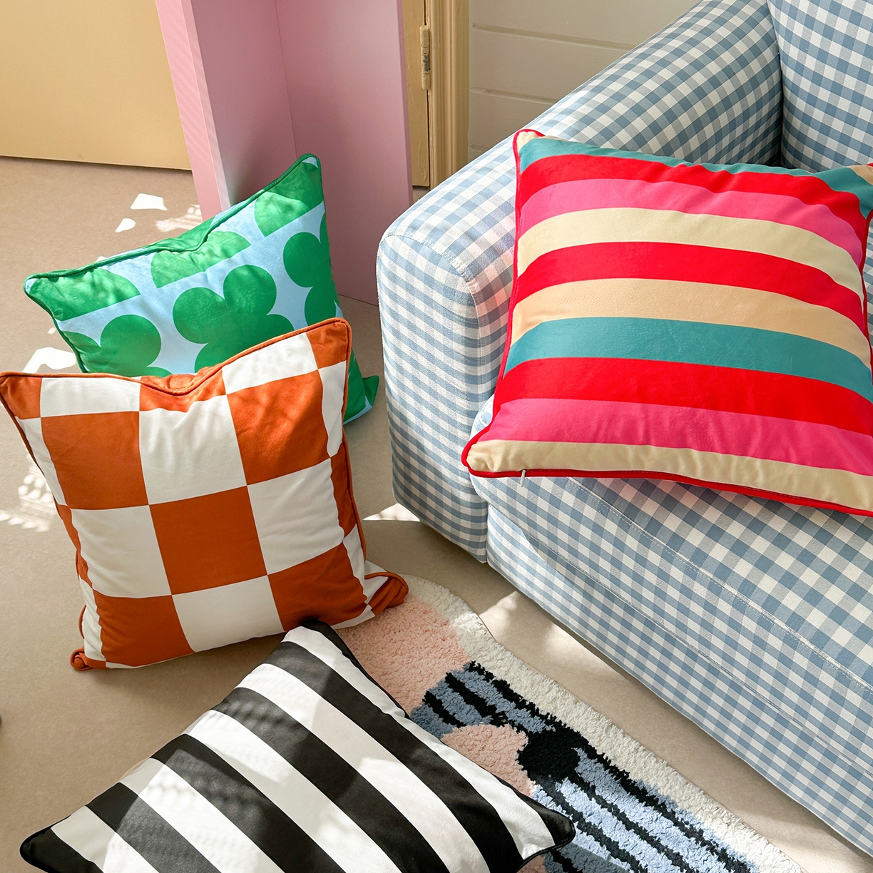 91家纺网 家纺一手货源 找家纺 美茉家居 2025新款荷兰绒丝绒炫彩方枕抱枕 黑白条