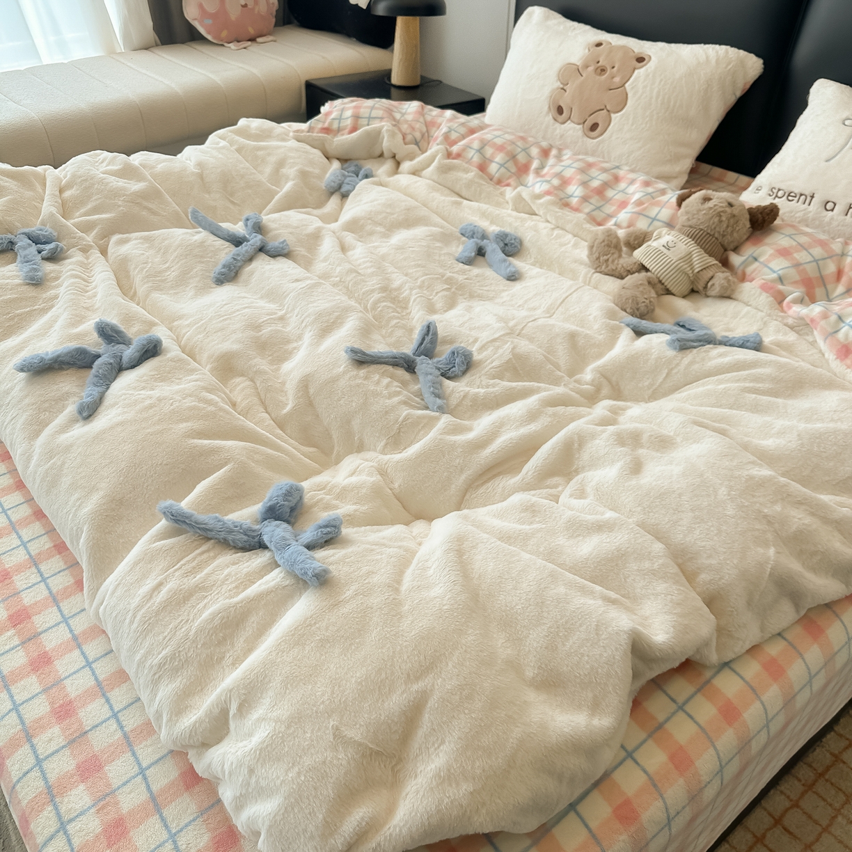 91家纺网 家纺一手货源 找家纺 盼季家纺 2025新款牛奶绒立体蝴蝶结四件套 蝴蝶结牛奶绒-粉白小熊