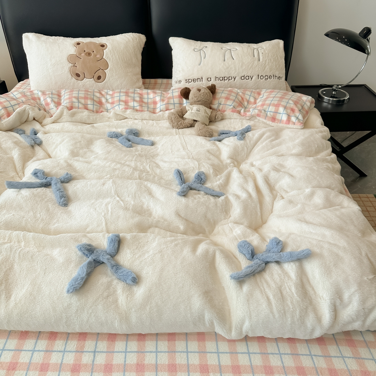 91家纺网 家纺一手货源 找家纺 盼季家纺 2025新款牛奶绒立体蝴蝶结四件套 蝴蝶结牛奶绒-粉白小熊