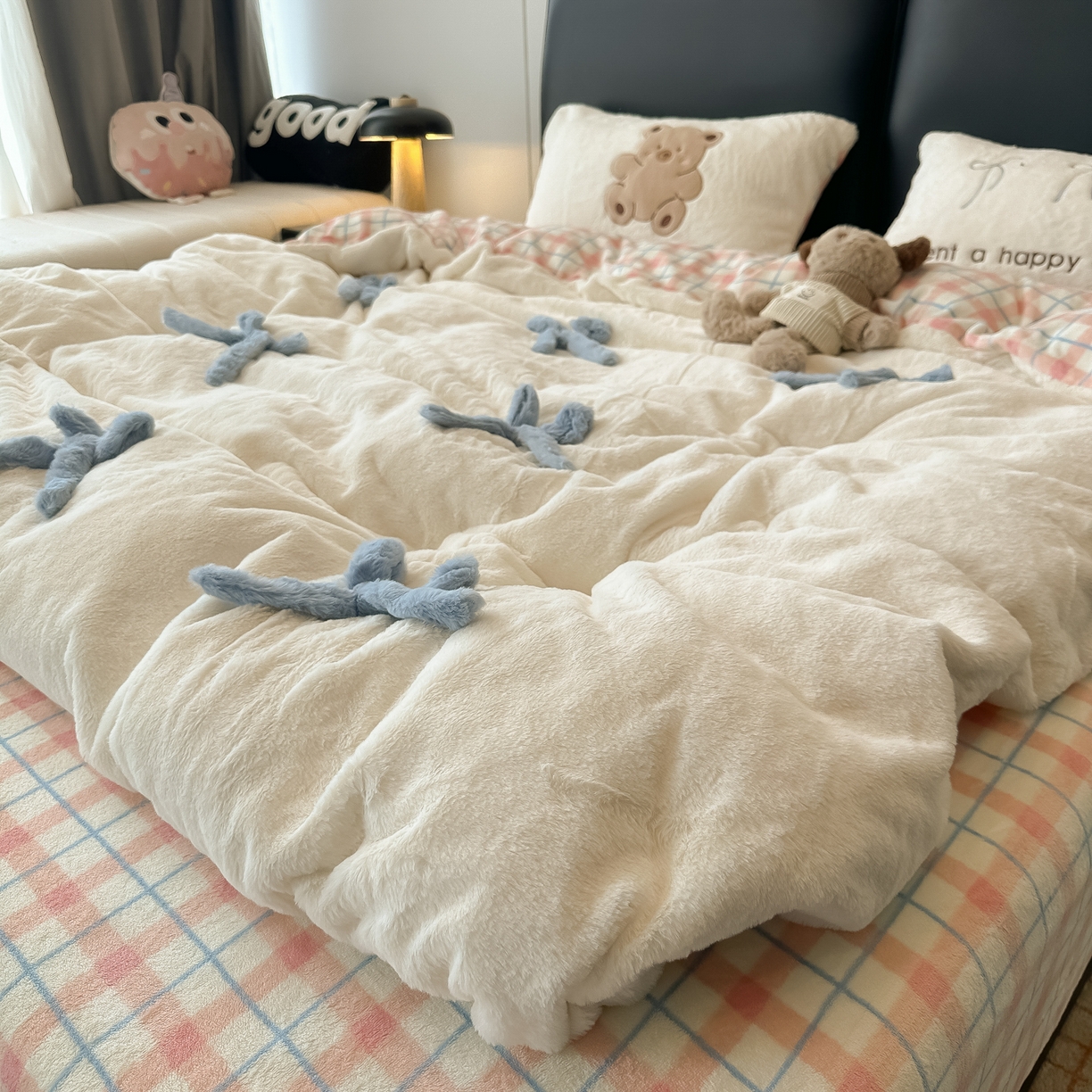 91家纺网 家纺一手货源 找家纺 盼季家纺 2025新款牛奶绒立体蝴蝶结四件套 蝴蝶结牛奶绒-粉白小熊