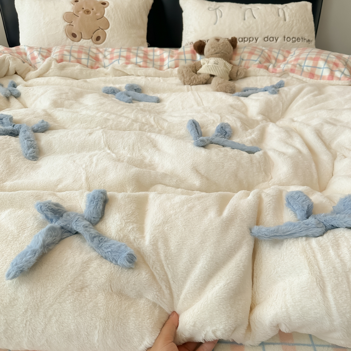 91家纺网 家纺一手货源 找家纺 盼季家纺 2025新款牛奶绒立体蝴蝶结四件套 蝴蝶结牛奶绒-粉白小熊