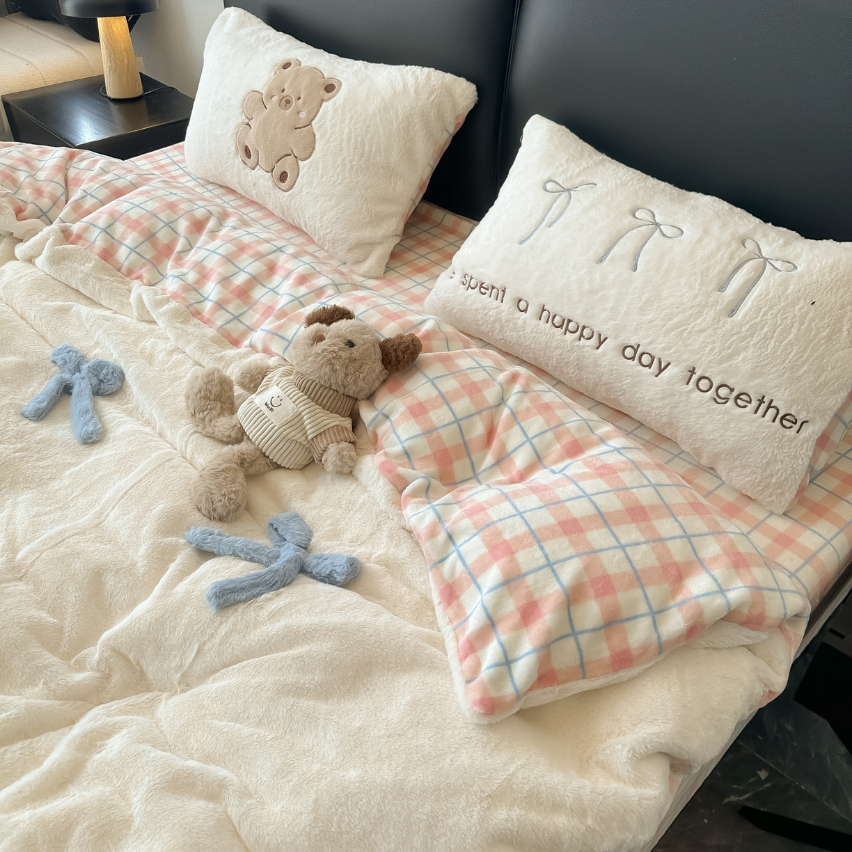 91家纺网 家纺一手货源 找家纺 盼季家纺 2025新款牛奶绒立体蝴蝶结四件套 蝴蝶结牛奶绒-粉白小熊