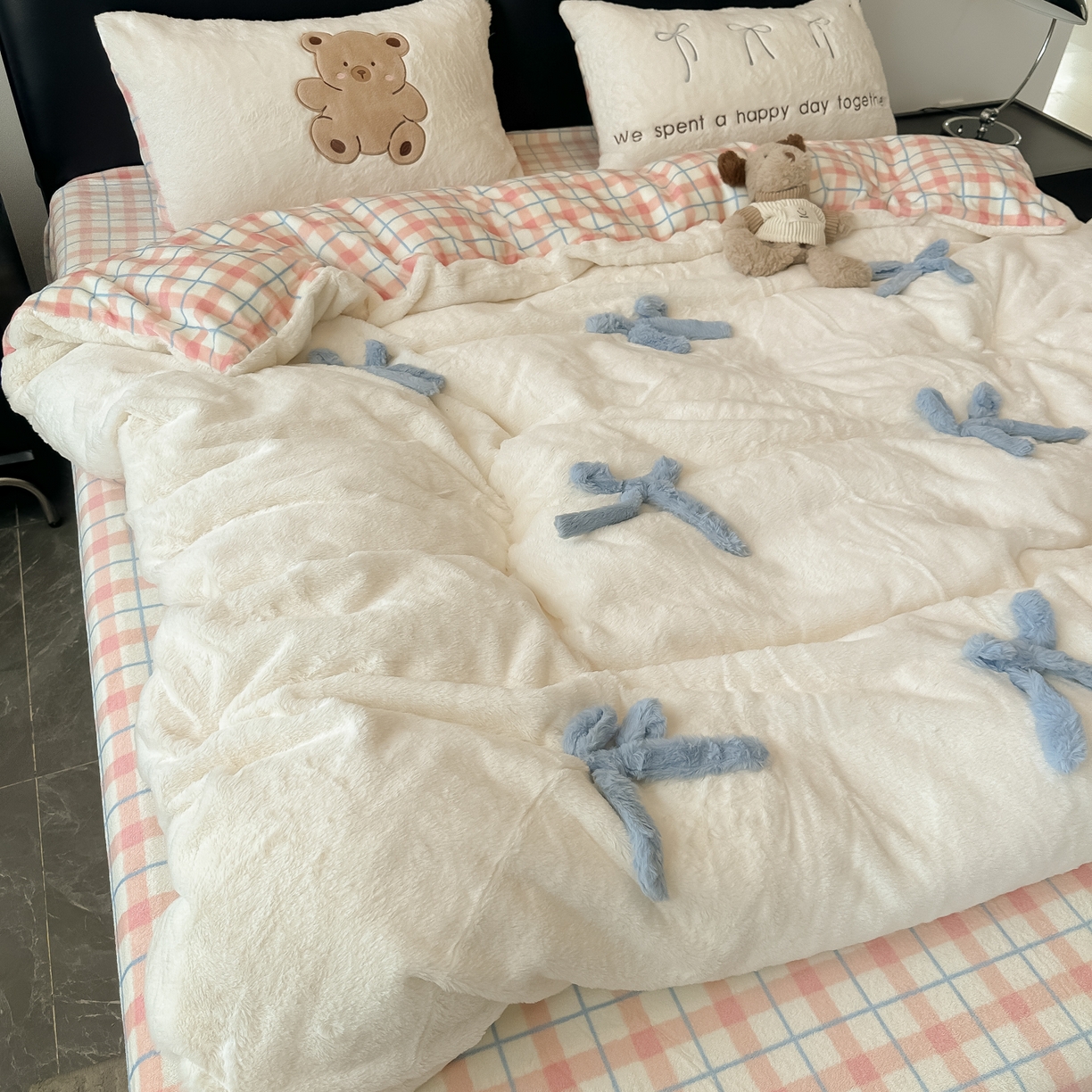 91家纺网 家纺一手货源 找家纺 盼季家纺 2025新款牛奶绒立体蝴蝶结四件套 蝴蝶结牛奶绒-粉白小熊