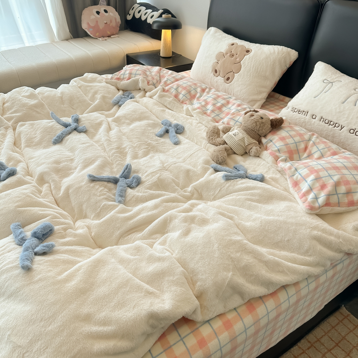 91家纺网 家纺一手货源 找家纺 盼季家纺 2025新款牛奶绒立体蝴蝶结四件套 蝴蝶结牛奶绒-粉白小熊