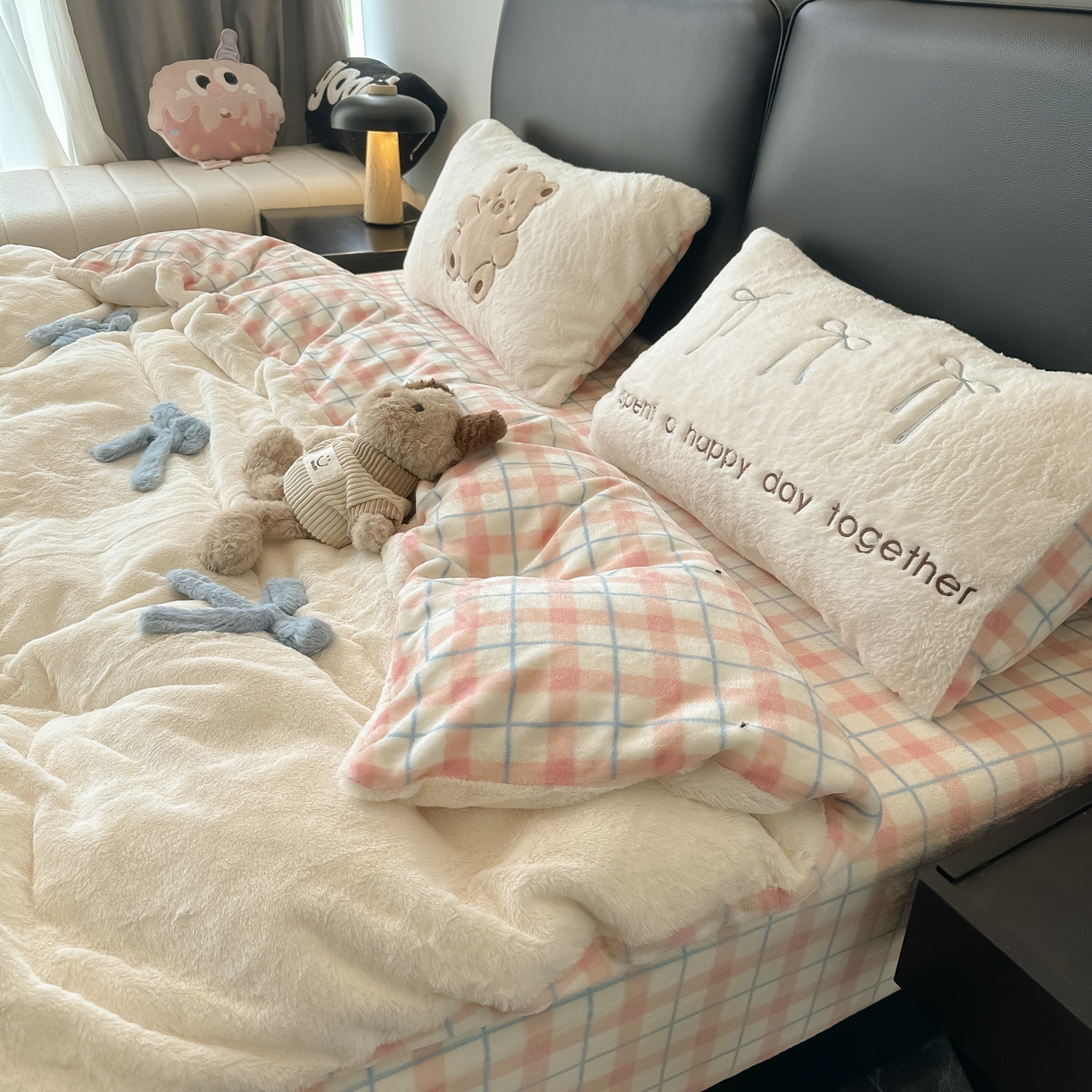 91家纺网 家纺一手货源 找家纺 盼季家纺 2025新款牛奶绒立体蝴蝶结四件套 蝴蝶结牛奶绒-粉白小熊