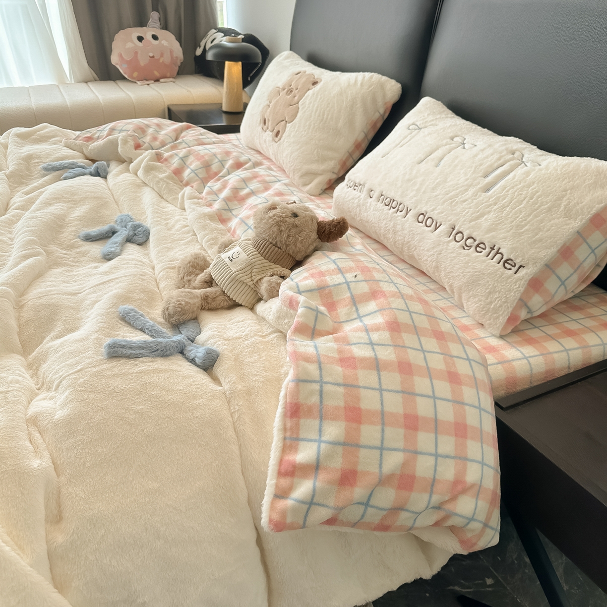 91家纺网 家纺一手货源 找家纺 盼季家纺 2025新款牛奶绒立体蝴蝶结四件套 蝴蝶结牛奶绒-粉白小熊