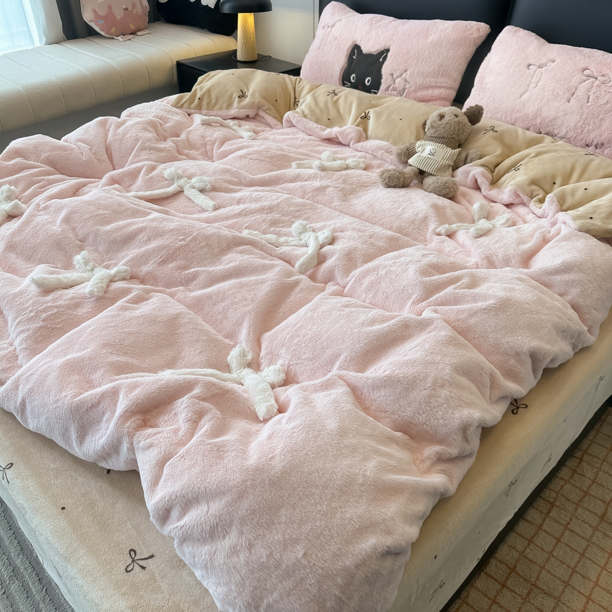 91家纺网 家纺一手货源 找家纺 盼季家纺 2025新款牛奶绒立体蝴蝶结四件套 蝴蝶结牛奶绒-粉咖喵喵