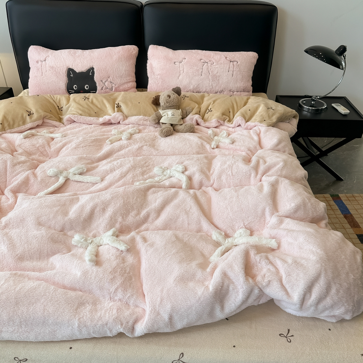 91家纺网 家纺一手货源 找家纺 盼季家纺 2025新款牛奶绒立体蝴蝶结四件套 蝴蝶结牛奶绒-粉咖喵喵