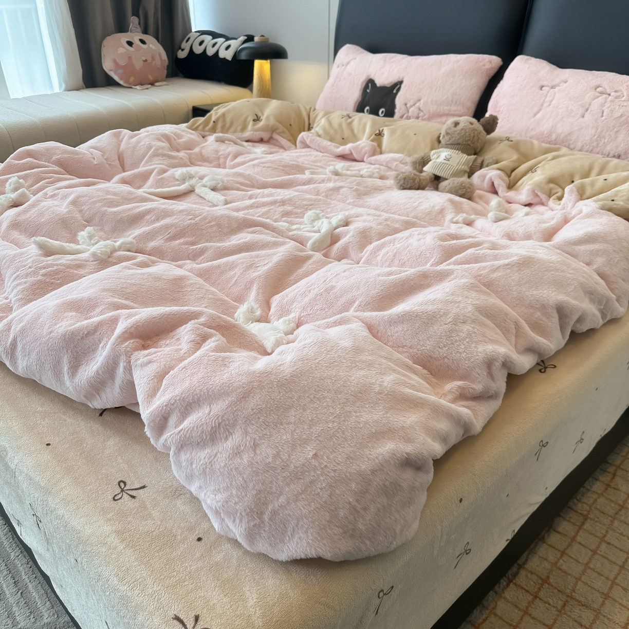 91家纺网 家纺一手货源 找家纺 盼季家纺 2025新款牛奶绒立体蝴蝶结四件套 蝴蝶结牛奶绒-粉咖喵喵