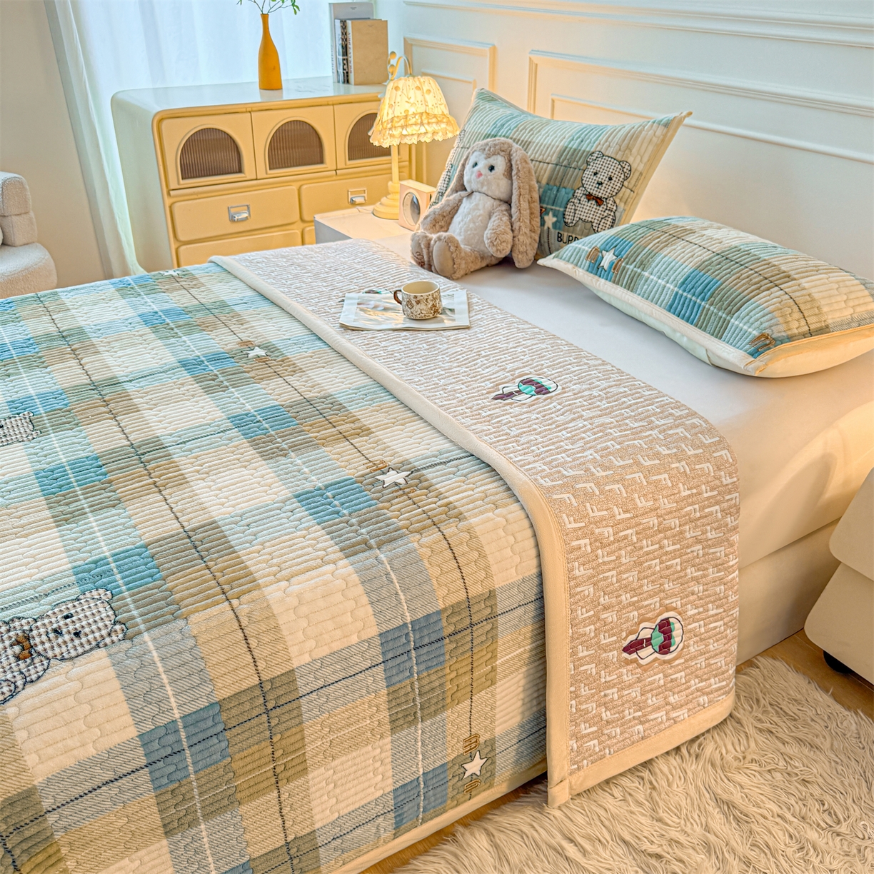 91家纺网 家纺一手货源 找家纺 慕木家纺 2025新款高克重牛奶绒小清新印花卡通夹棉单床盖床盖单件（提供买家秀) 牛奶绒床盖-绿格熊