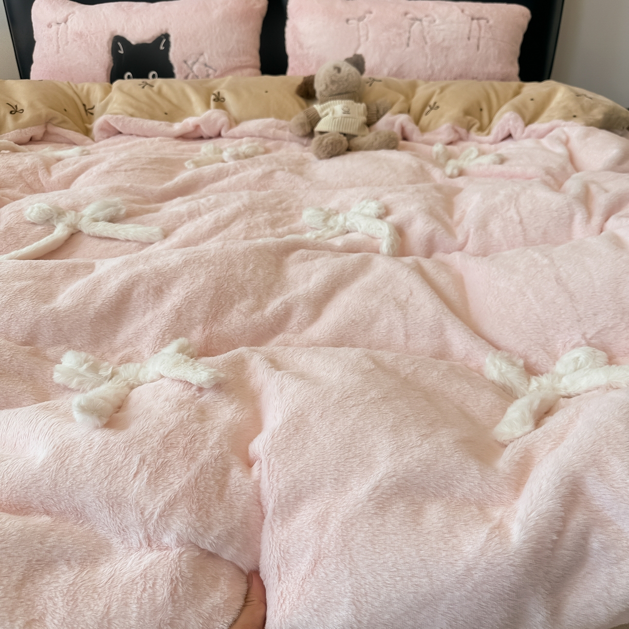 91家纺网 家纺一手货源 找家纺 盼季家纺 2025新款牛奶绒立体蝴蝶结四件套 蝴蝶结牛奶绒-粉咖喵喵