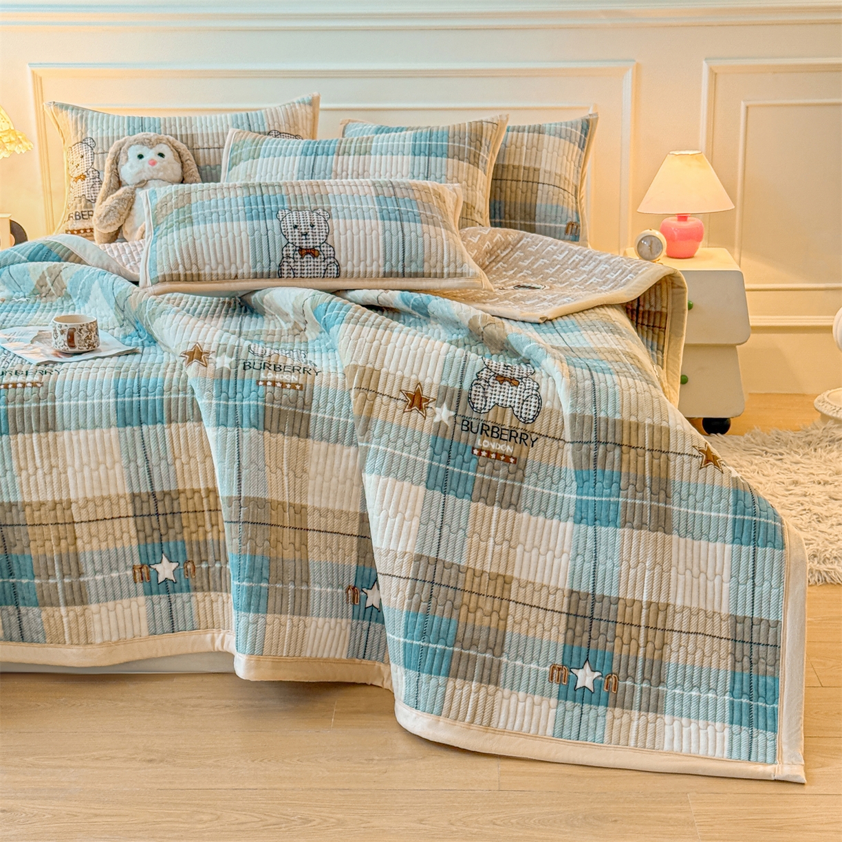 91家纺网 家纺一手货源 找家纺 慕木家纺 2025新款高克重牛奶绒小清新印花卡通夹棉单床盖床盖单件（提供买家秀) 牛奶绒床盖-绿格熊