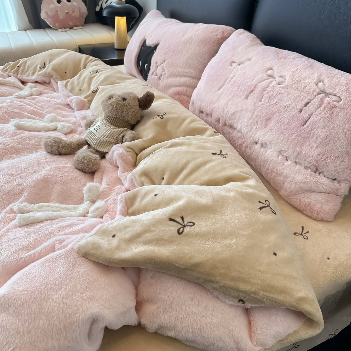 91家纺网 家纺一手货源 找家纺 盼季家纺 2025新款牛奶绒立体蝴蝶结四件套 蝴蝶结牛奶绒-粉咖喵喵