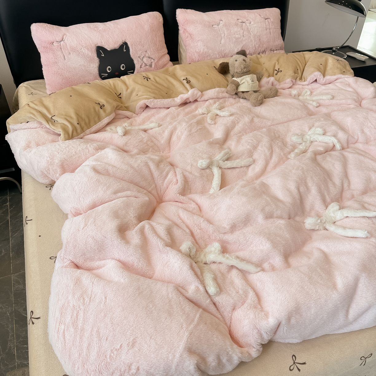 91家纺网 家纺一手货源 找家纺 盼季家纺 2025新款牛奶绒立体蝴蝶结四件套 蝴蝶结牛奶绒-粉咖喵喵