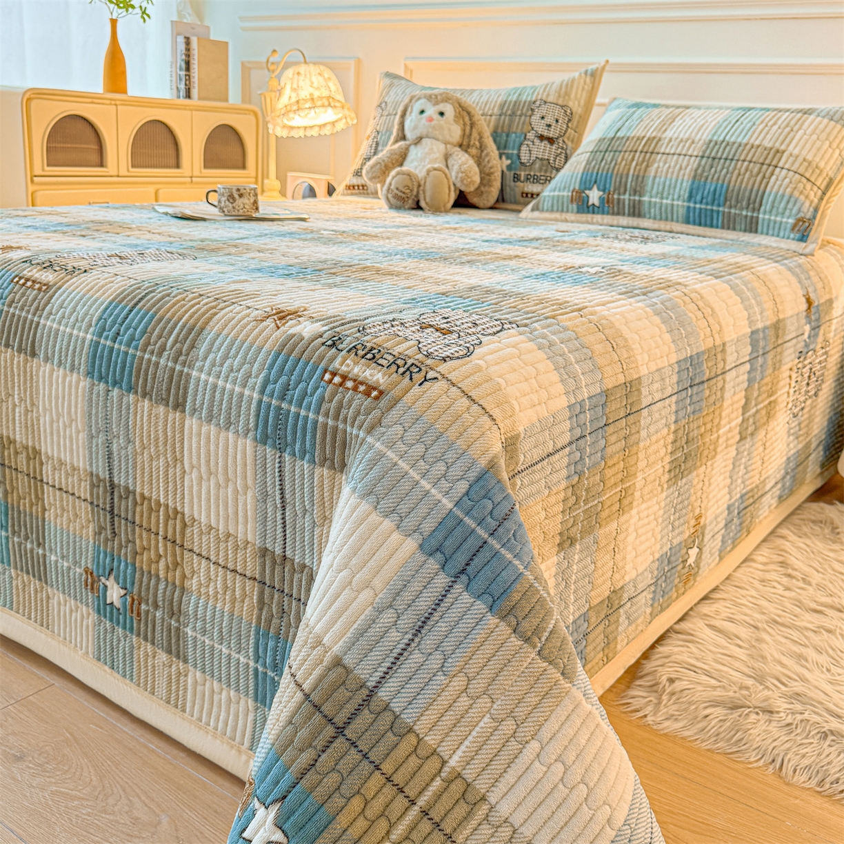 91家纺网 家纺一手货源 找家纺 慕木家纺 2025新款高克重牛奶绒小清新印花卡通夹棉单床盖床盖单件（提供买家秀) 牛奶绒床盖-绿格熊