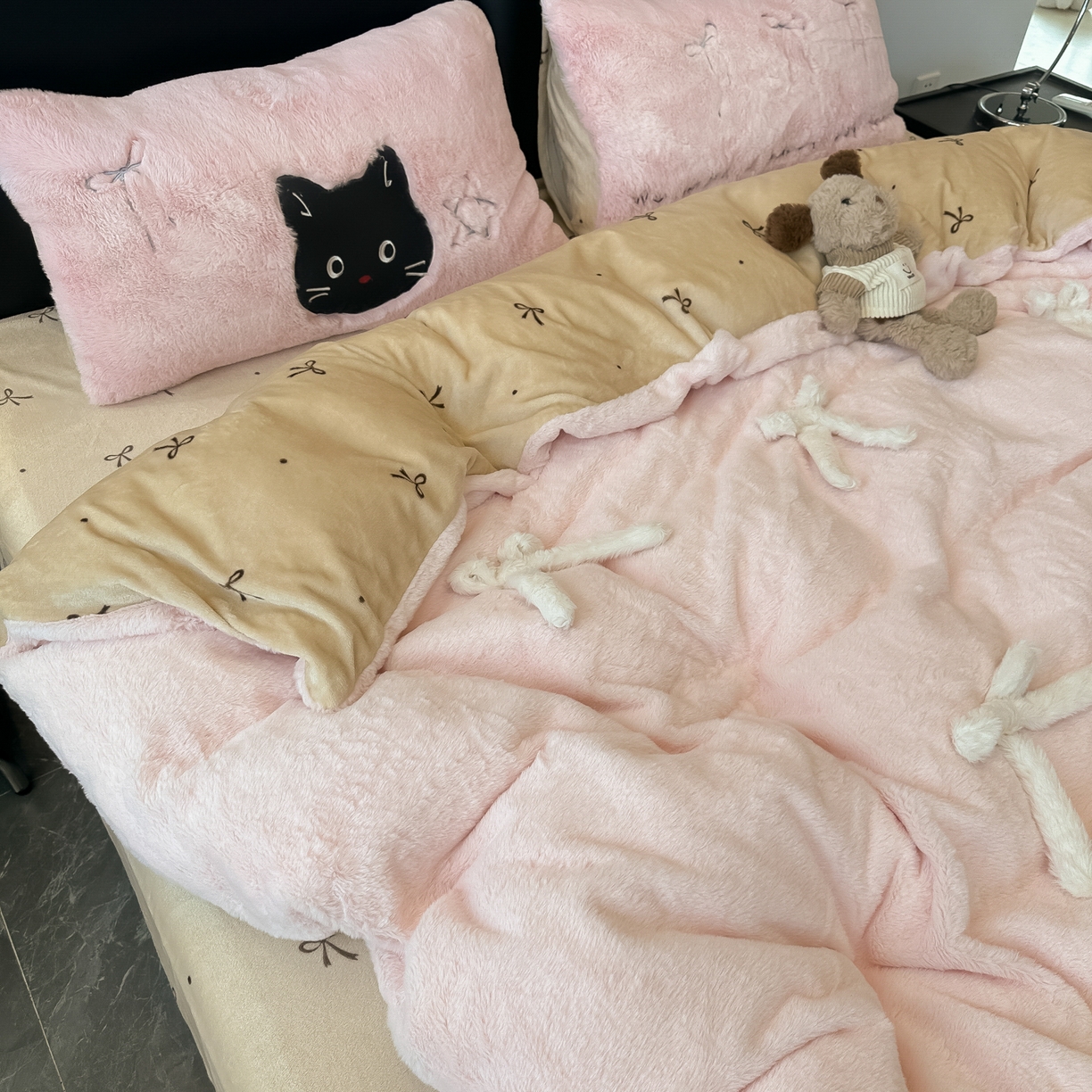 91家纺网 家纺一手货源 找家纺 盼季家纺 2025新款牛奶绒立体蝴蝶结四件套 蝴蝶结牛奶绒-粉咖喵喵