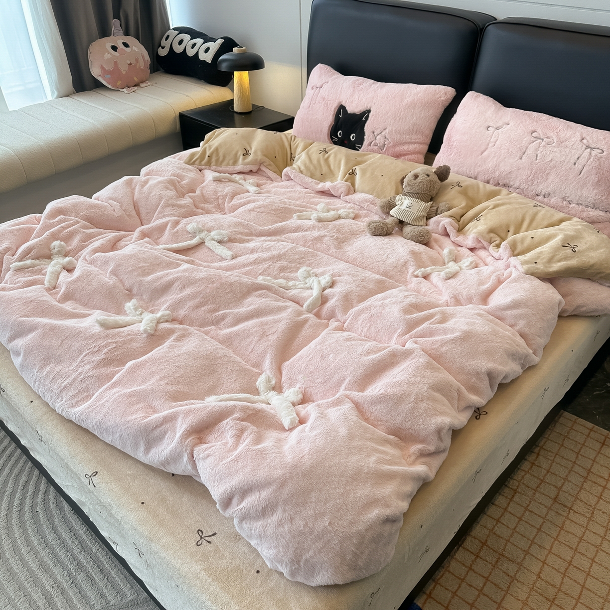 91家纺网 家纺一手货源 找家纺 盼季家纺 2025新款牛奶绒立体蝴蝶结四件套 蝴蝶结牛奶绒-粉咖喵喵