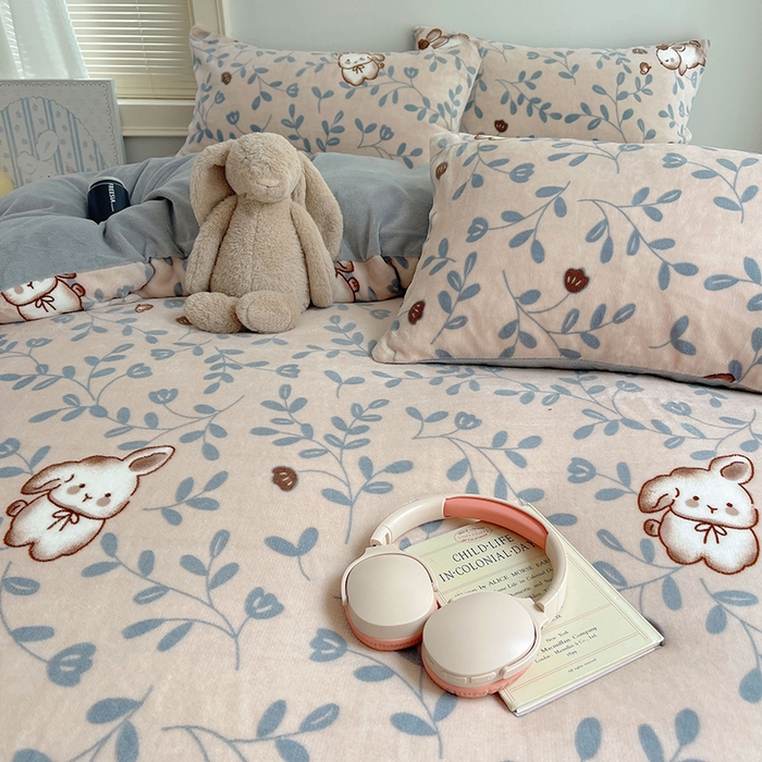 91家纺网 家纺一手货源 找家纺 yyds网供 2025新款萌趣四件套卡通花卉牛奶绒三件套加厚保暖裸睡治愈防静电 叶子繁花萌兔