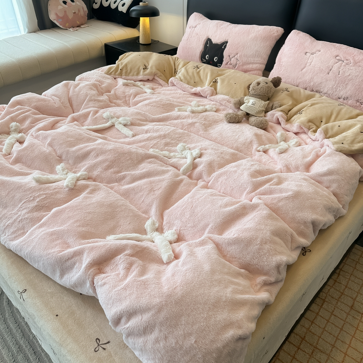 91家纺网 家纺一手货源 找家纺 盼季家纺 2025新款牛奶绒立体蝴蝶结四件套 蝴蝶结牛奶绒-粉咖喵喵