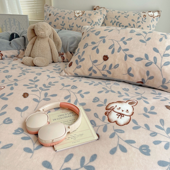 91家纺网 家纺一手货源 找家纺 yyds网供 2025新款萌趣四件套卡通花卉牛奶绒三件套加厚保暖裸睡治愈防静电 叶子繁花萌兔