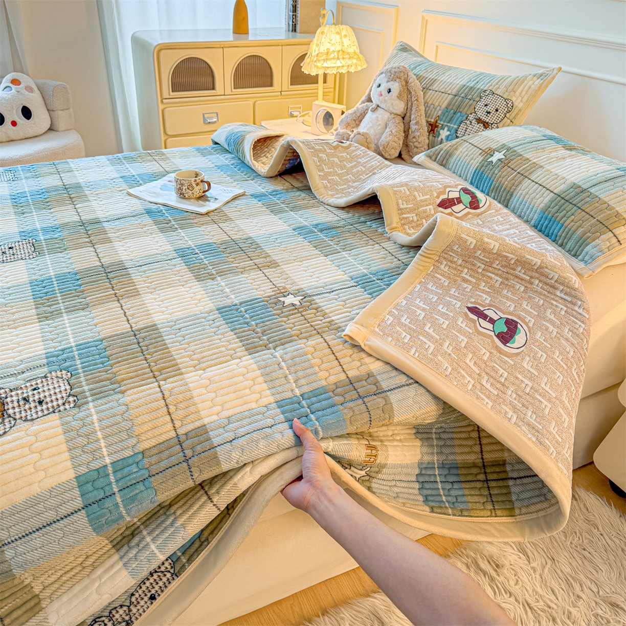 91家纺网 家纺一手货源 找家纺 慕木家纺 2025新款高克重牛奶绒小清新印花卡通夹棉单床盖床盖单件（提供买家秀) 牛奶绒床盖-绿格熊