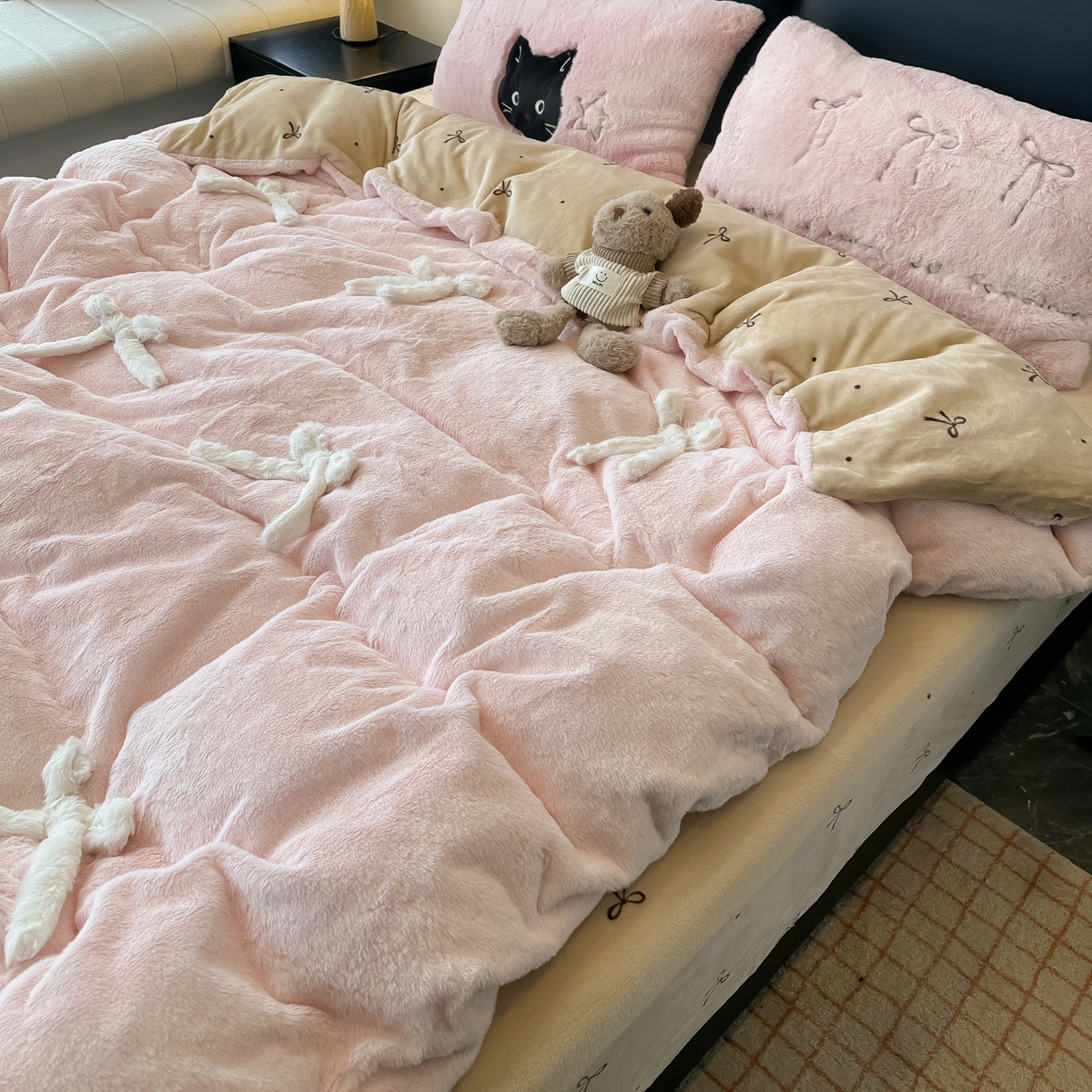 91家纺网 家纺一手货源 找家纺 盼季家纺 2025新款牛奶绒立体蝴蝶结四件套 蝴蝶结牛奶绒-粉咖喵喵