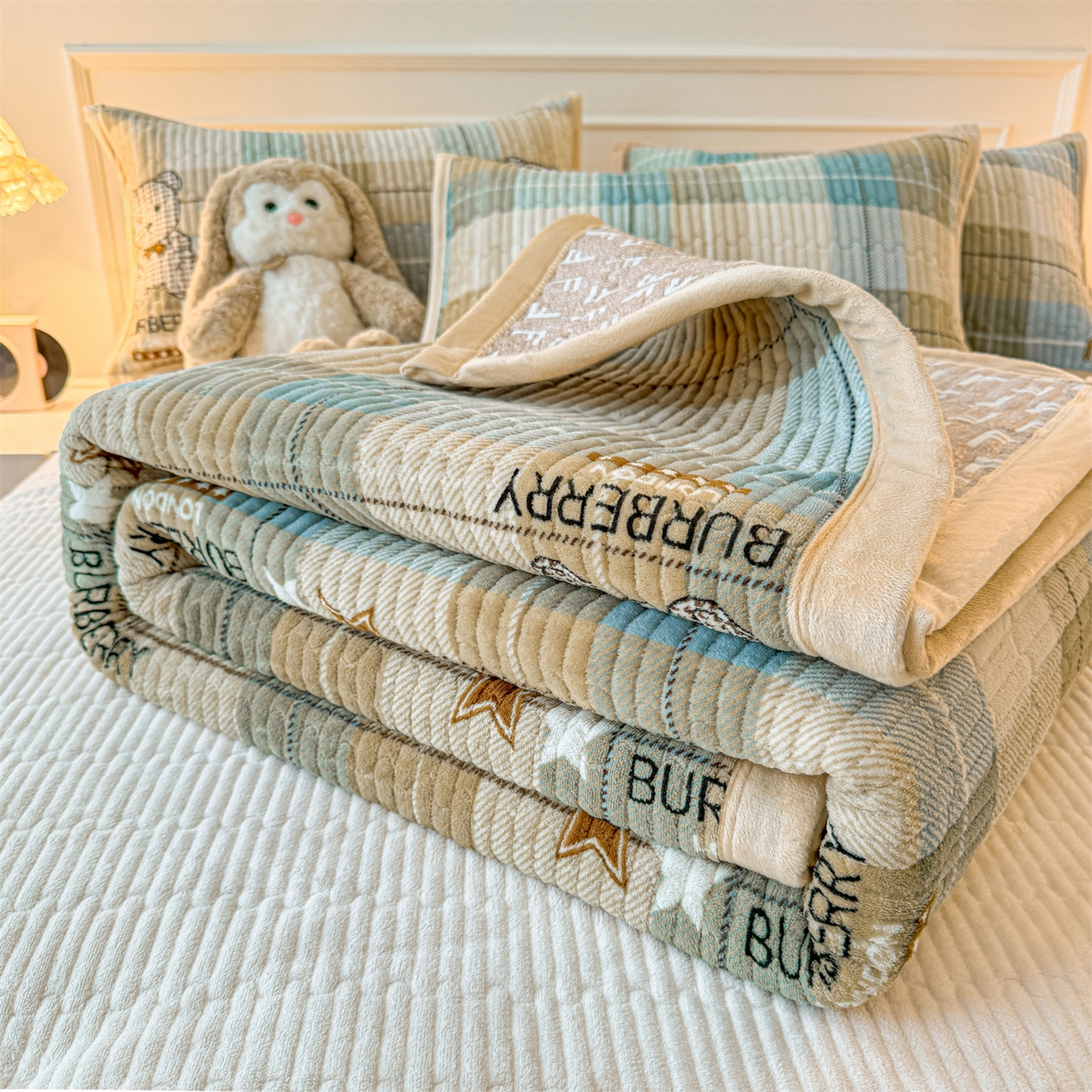 91家纺网 家纺一手货源 找家纺 慕木家纺 2025新款高克重牛奶绒小清新印花卡通夹棉单床盖床盖单件（提供买家秀) 牛奶绒床盖-绿格熊