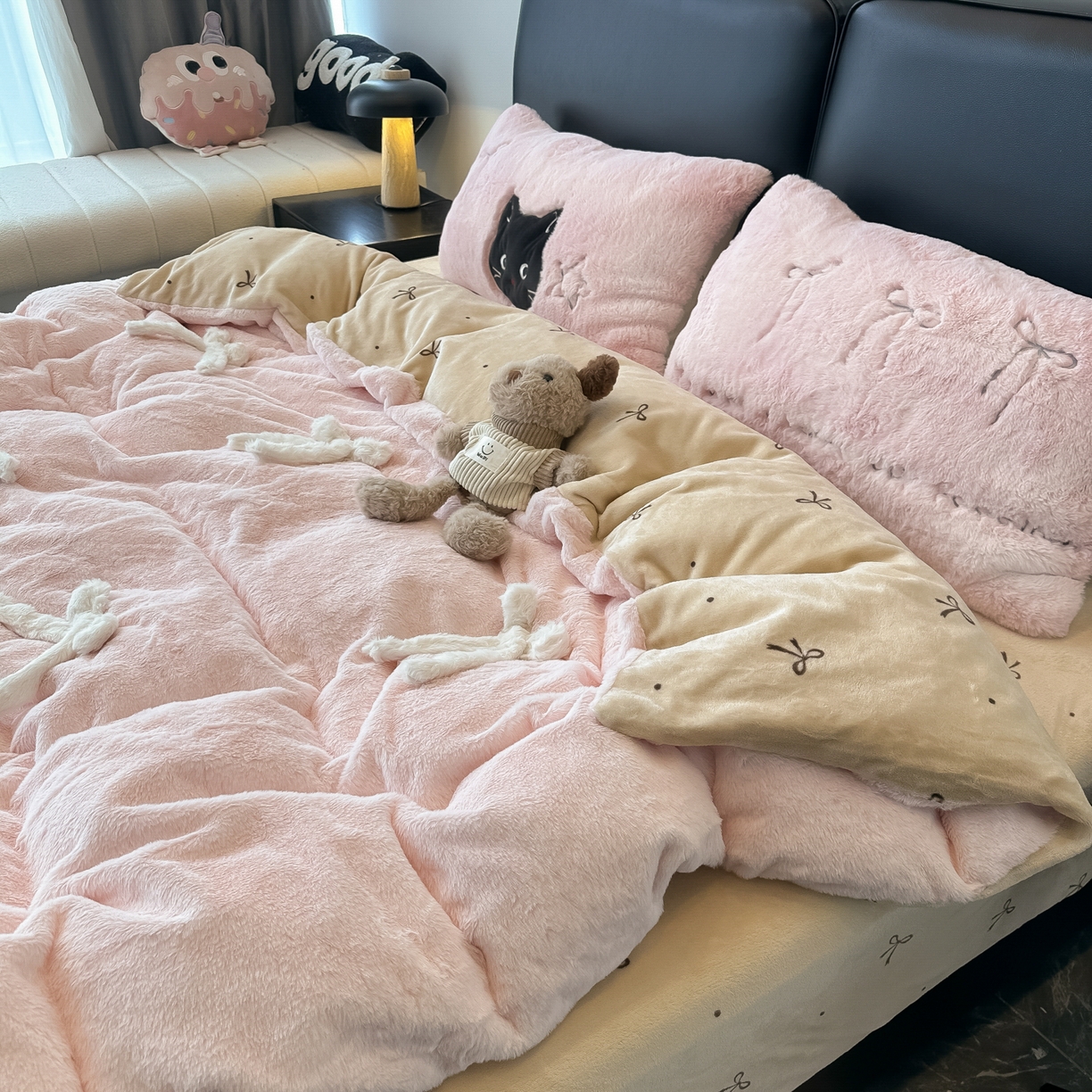 91家纺网 家纺一手货源 找家纺 盼季家纺 2025新款牛奶绒立体蝴蝶结四件套 蝴蝶结牛奶绒-粉咖喵喵