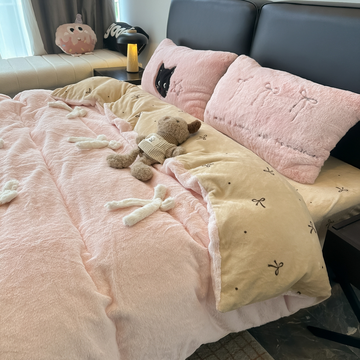 91家纺网 家纺一手货源 找家纺 盼季家纺 2025新款牛奶绒立体蝴蝶结四件套 蝴蝶结牛奶绒-粉咖喵喵