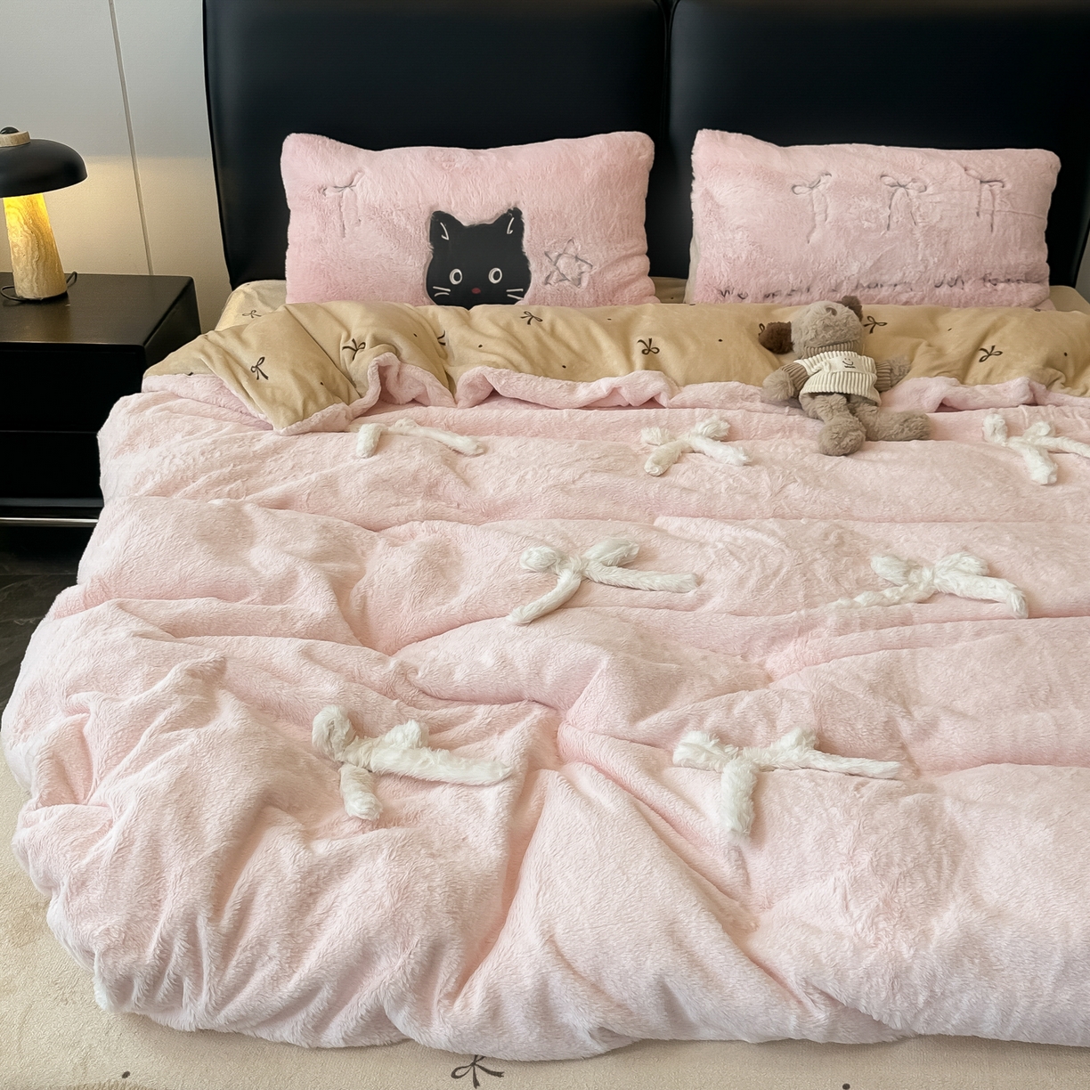 91家纺网 家纺一手货源 找家纺 盼季家纺 2025新款牛奶绒立体蝴蝶结四件套 蝴蝶结牛奶绒-粉咖喵喵