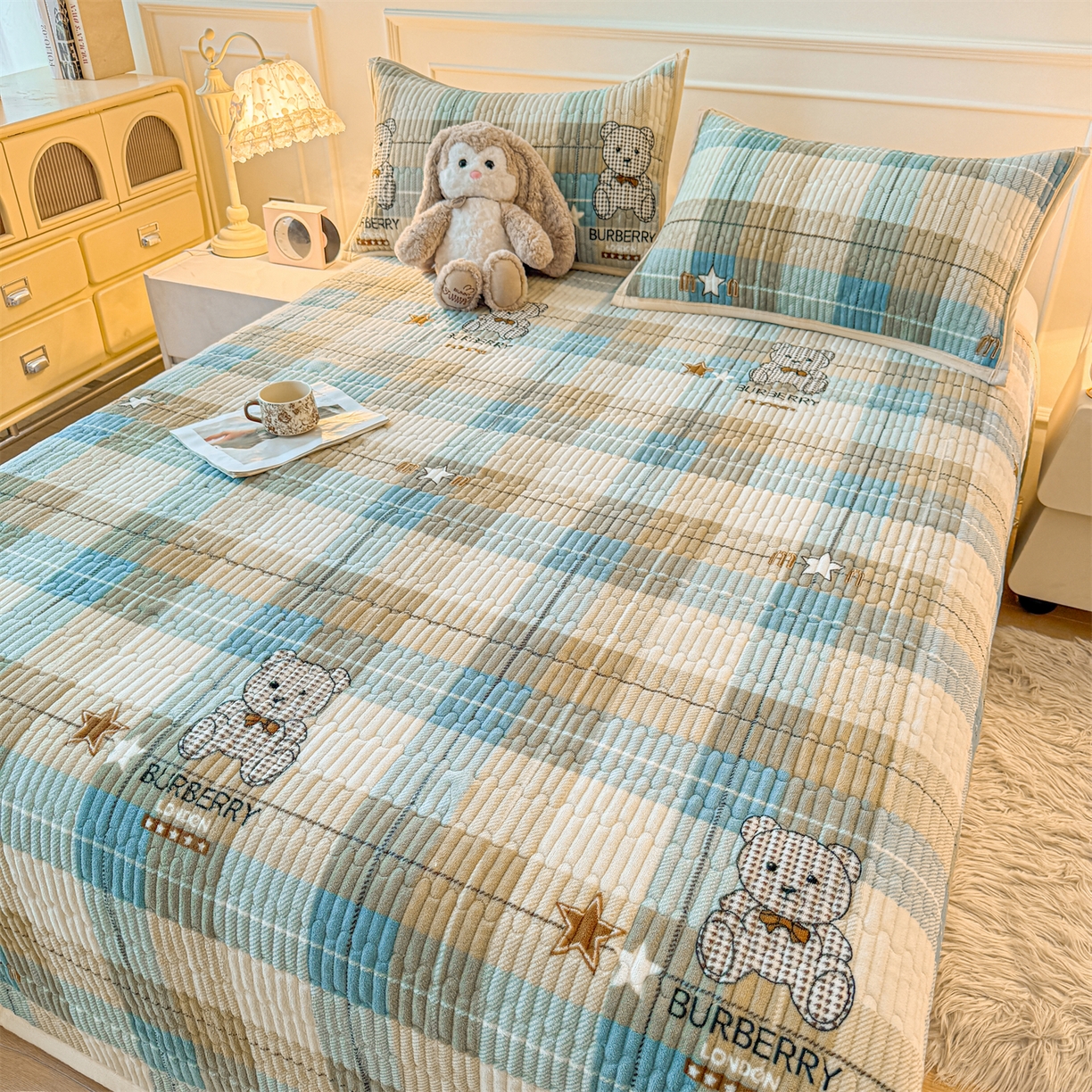 91家纺网 家纺一手货源 找家纺 慕木家纺 2025新款高克重牛奶绒小清新印花卡通夹棉单床盖床盖单件（提供买家秀) 牛奶绒床盖-绿格熊