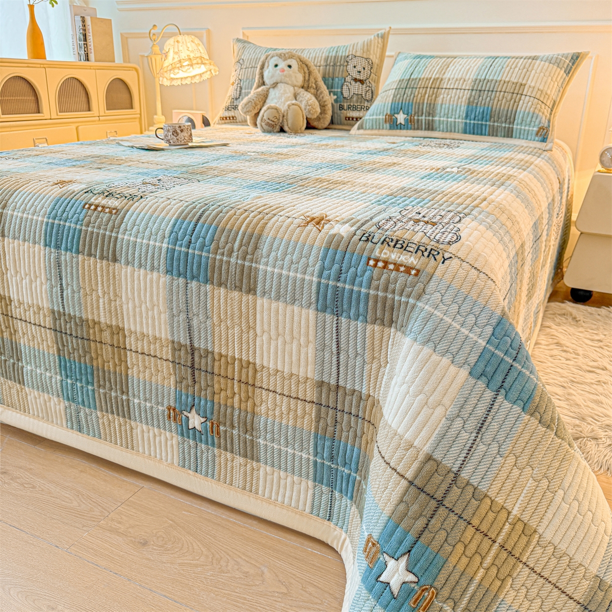 91家纺网 家纺一手货源 找家纺 慕木家纺 2025新款高克重牛奶绒小清新印花卡通夹棉单床盖床盖单件（提供买家秀) 牛奶绒床盖-绿格熊