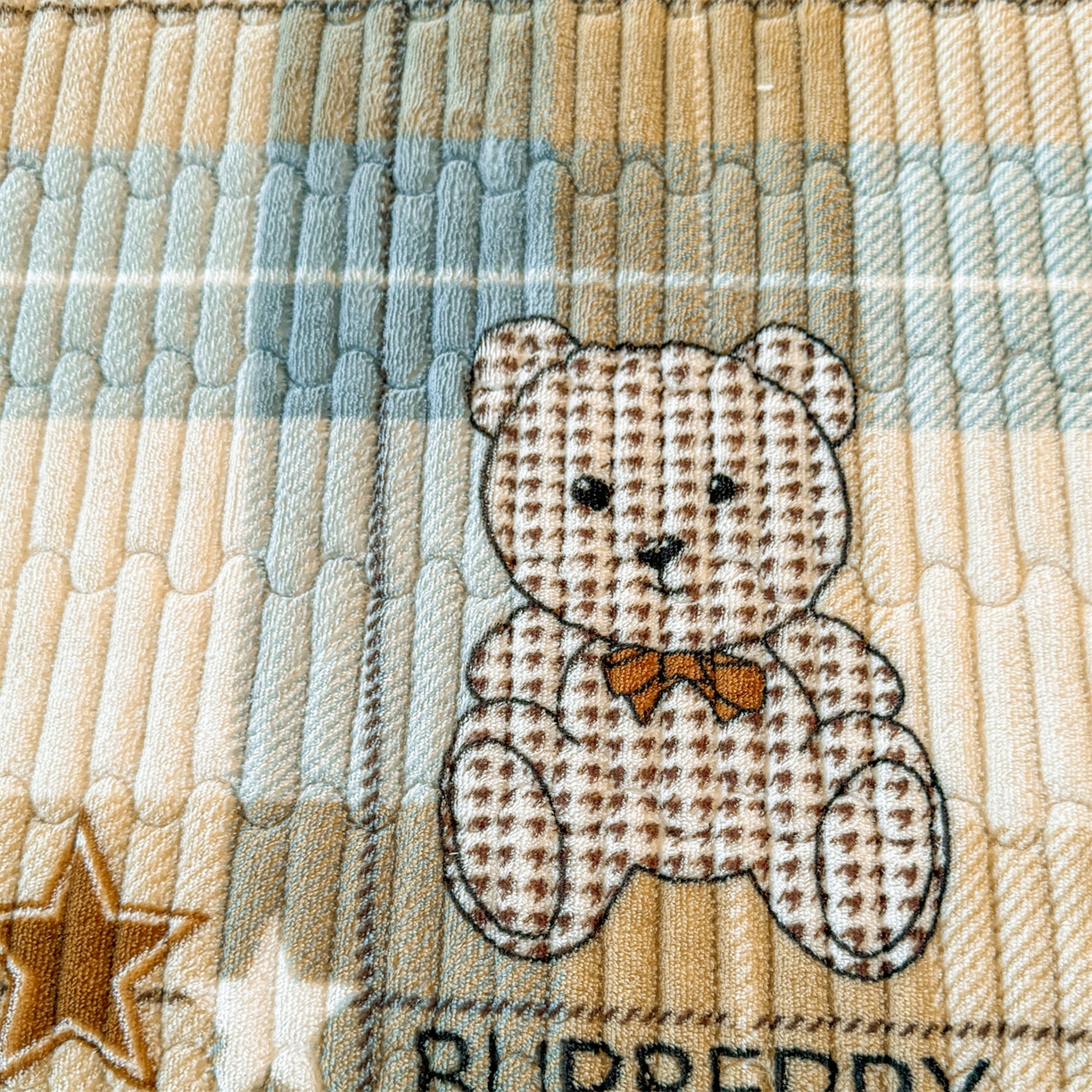 91家纺网 家纺一手货源 找家纺 慕木家纺 2025新款高克重牛奶绒小清新印花卡通夹棉单床盖床盖单件（提供买家秀) 牛奶绒床盖-绿格熊