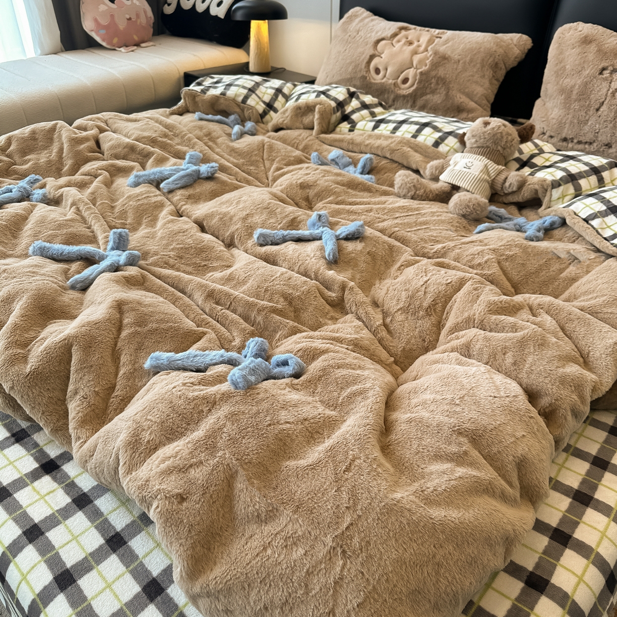 91家纺网 家纺一手货源 找家纺 盼季家纺 2025新款牛奶绒立体蝴蝶结四件套 蝴蝶结牛奶绒-咖咖小熊