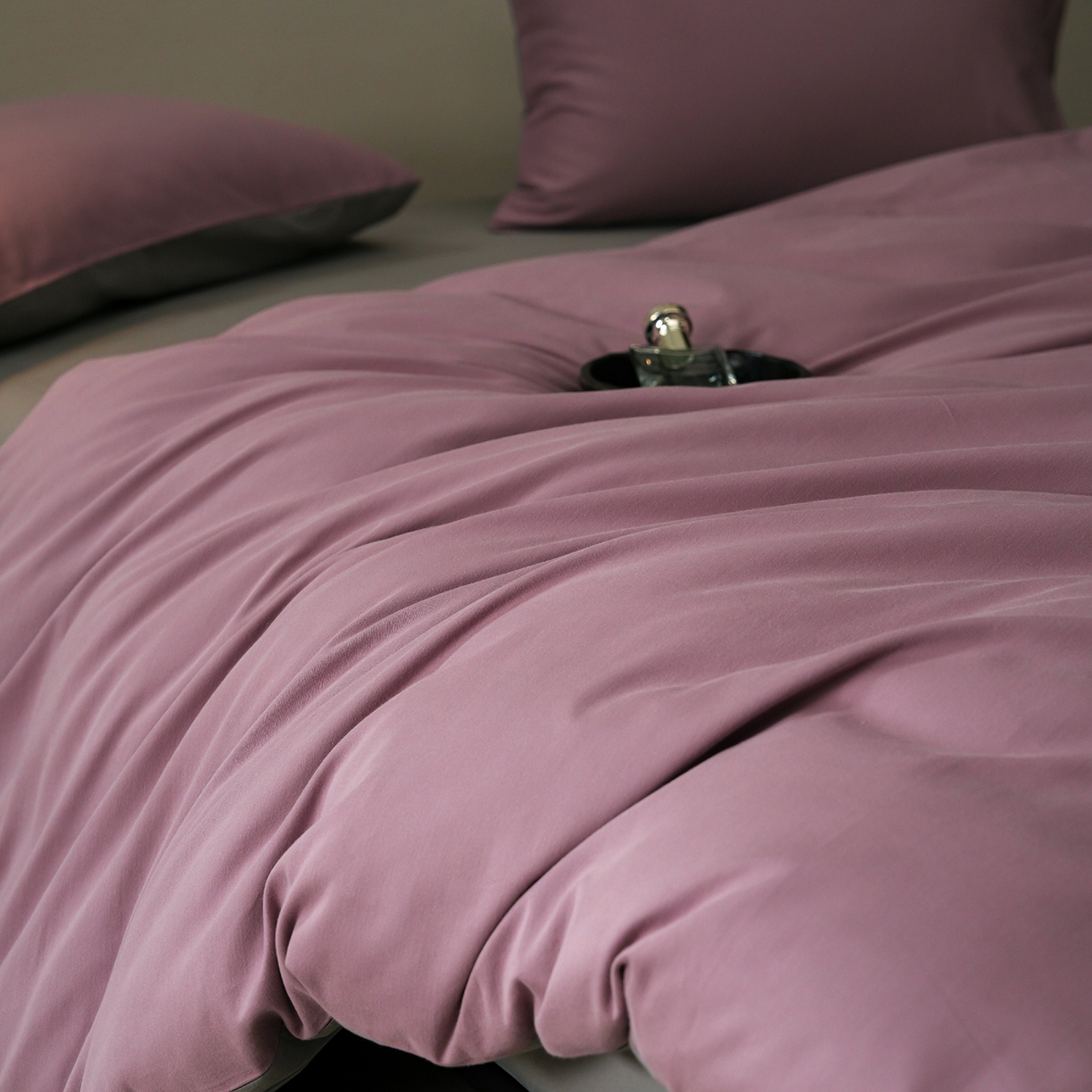 91家纺网 家纺一手货源 找家纺 禾时 2025新款A类全棉贡缎磨毛纯色四件套（礼盒包装）-风格1 紫调