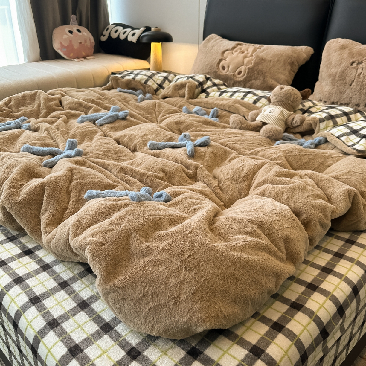 91家纺网 家纺一手货源 找家纺 盼季家纺 2025新款牛奶绒立体蝴蝶结四件套 蝴蝶结牛奶绒-咖咖小熊