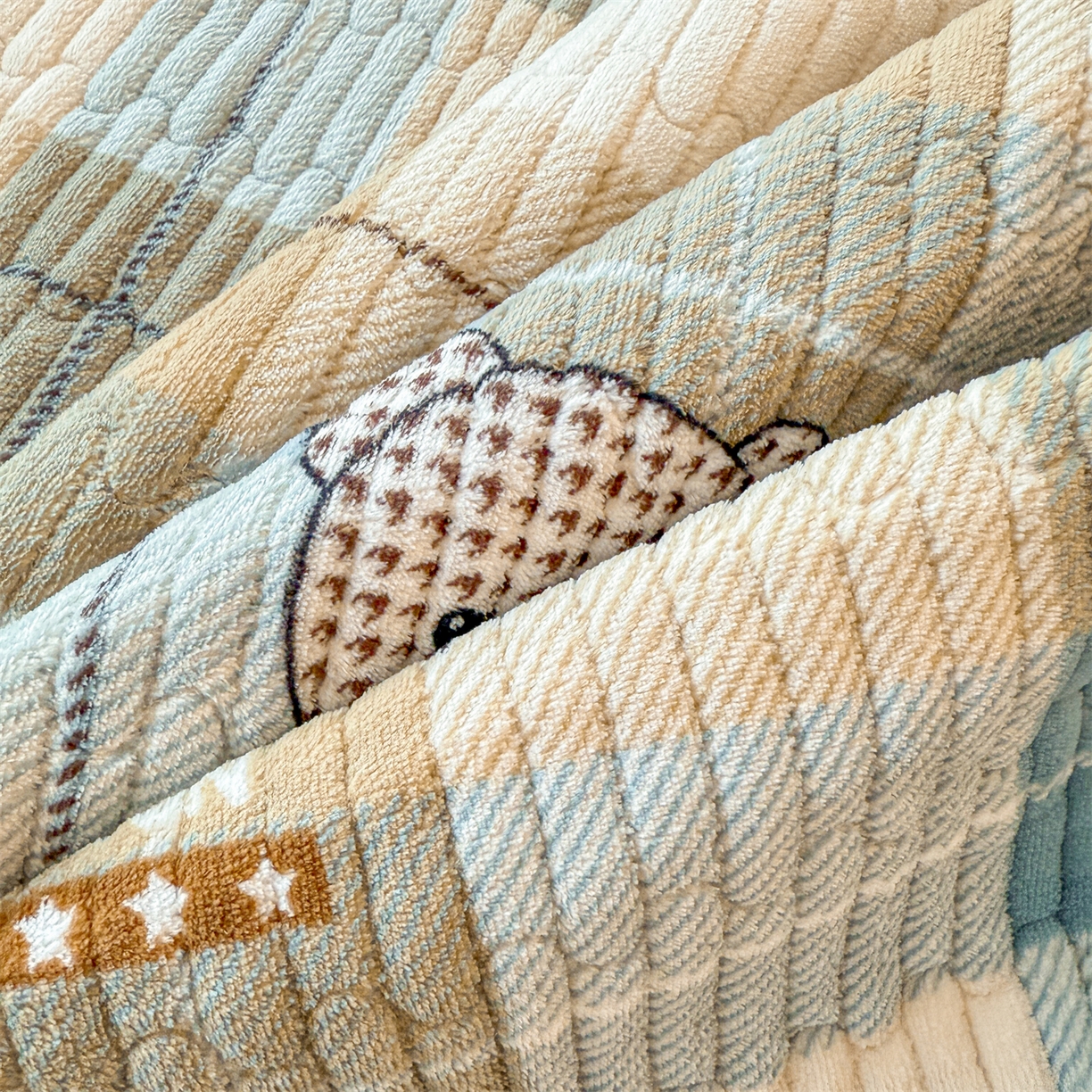 91家纺网 家纺一手货源 找家纺 慕木家纺 2025新款高克重牛奶绒小清新印花卡通夹棉单床盖床盖单件（提供买家秀) 牛奶绒床盖-绿格熊