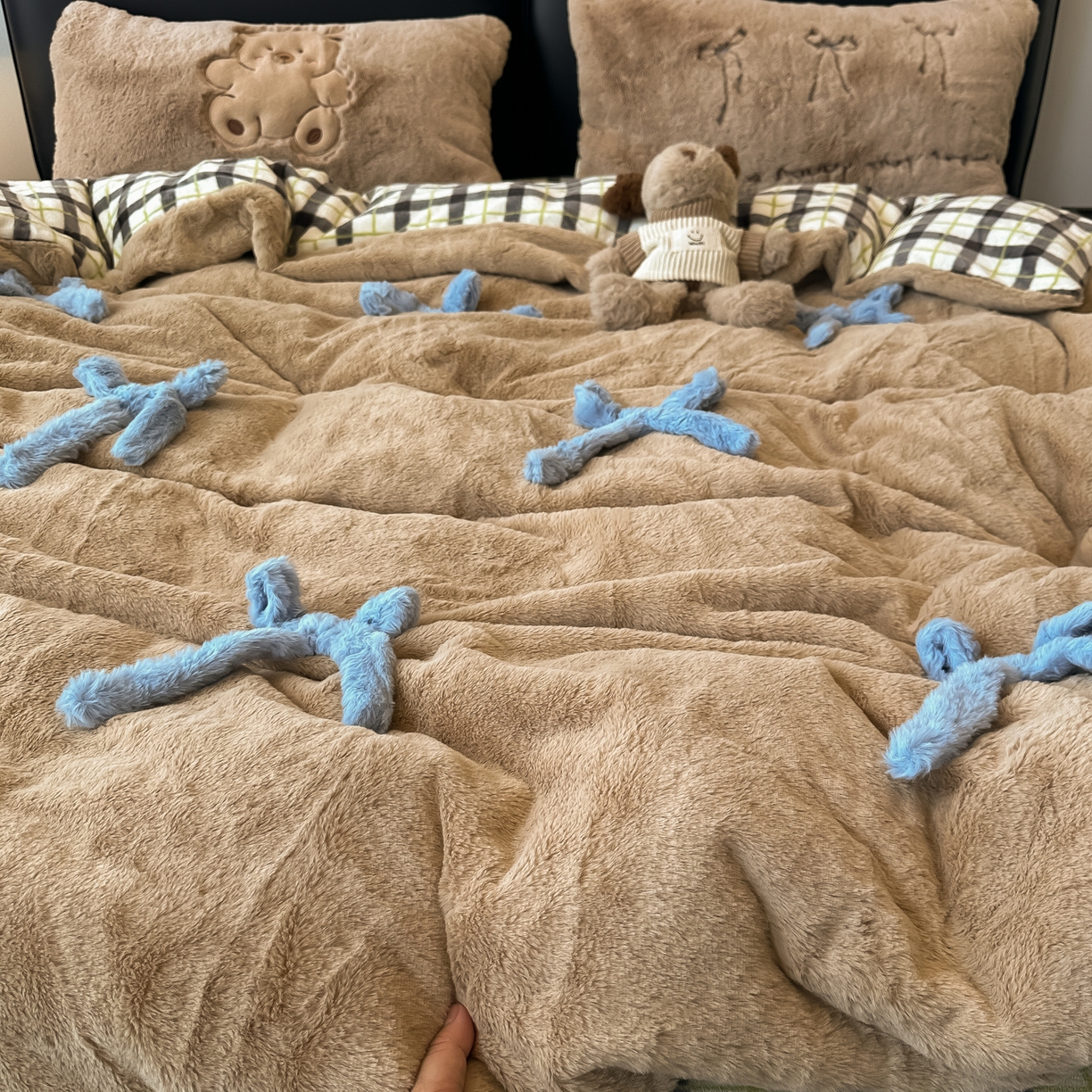 91家纺网 家纺一手货源 找家纺 盼季家纺 2025新款牛奶绒立体蝴蝶结四件套 蝴蝶结牛奶绒-咖咖小熊