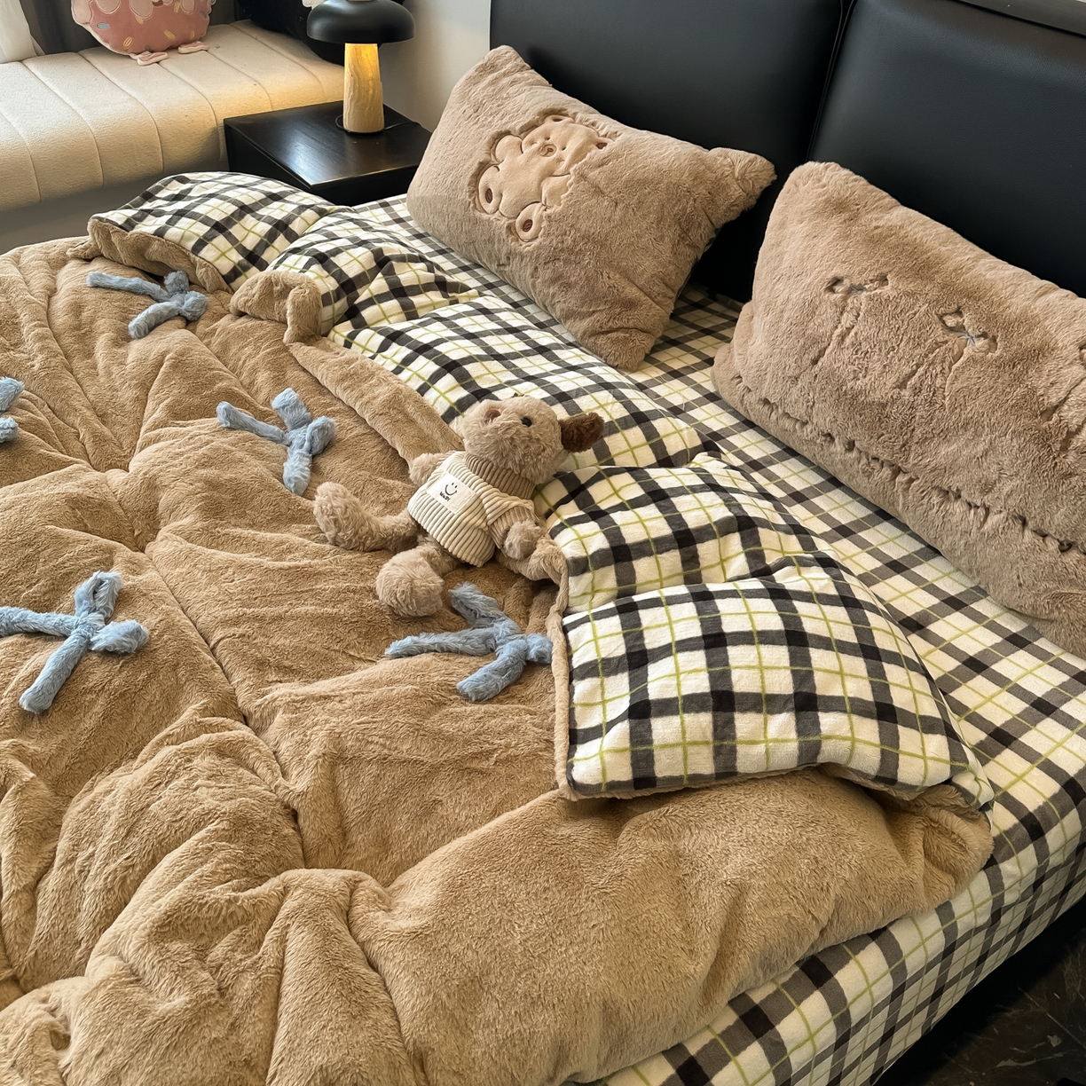 91家纺网 家纺一手货源 找家纺 盼季家纺 2025新款牛奶绒立体蝴蝶结四件套 蝴蝶结牛奶绒-咖咖小熊