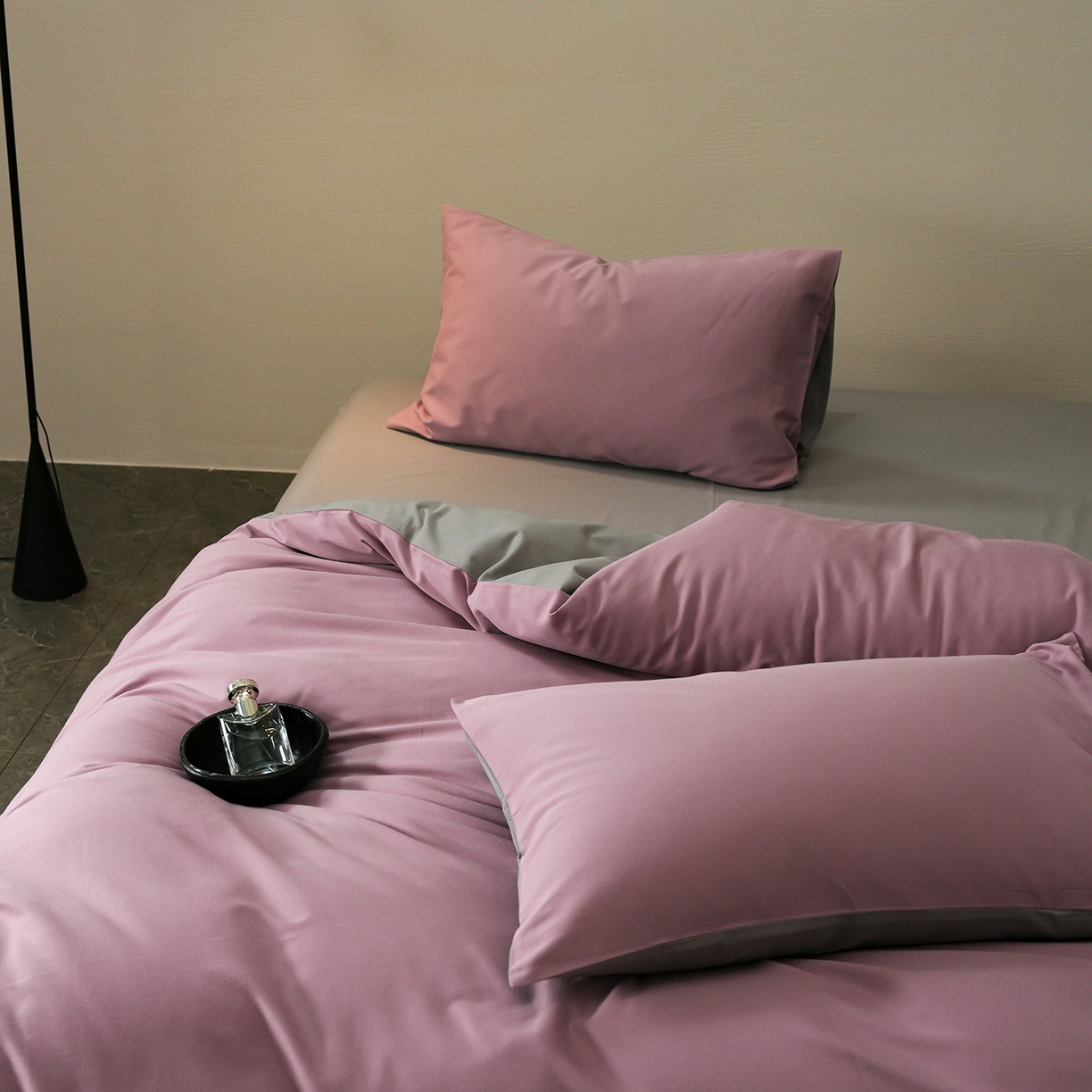 91家纺网 家纺一手货源 找家纺 禾时 2025新款A类全棉贡缎磨毛纯色四件套（礼盒包装）-风格1 紫调