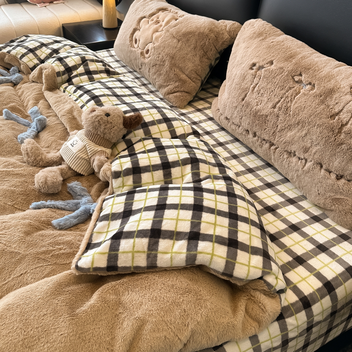 91家纺网 家纺一手货源 找家纺 盼季家纺 2025新款牛奶绒立体蝴蝶结四件套 蝴蝶结牛奶绒-咖咖小熊