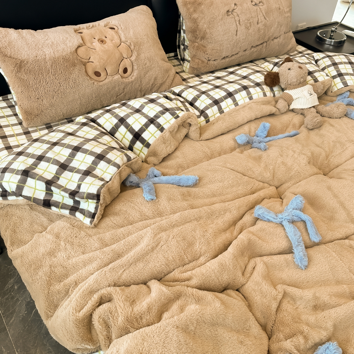 91家纺网 家纺一手货源 找家纺 盼季家纺 2025新款牛奶绒立体蝴蝶结四件套 蝴蝶结牛奶绒-咖咖小熊