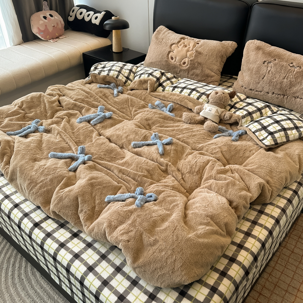 91家纺网 家纺一手货源 找家纺 盼季家纺 2025新款牛奶绒立体蝴蝶结四件套 蝴蝶结牛奶绒-咖咖小熊