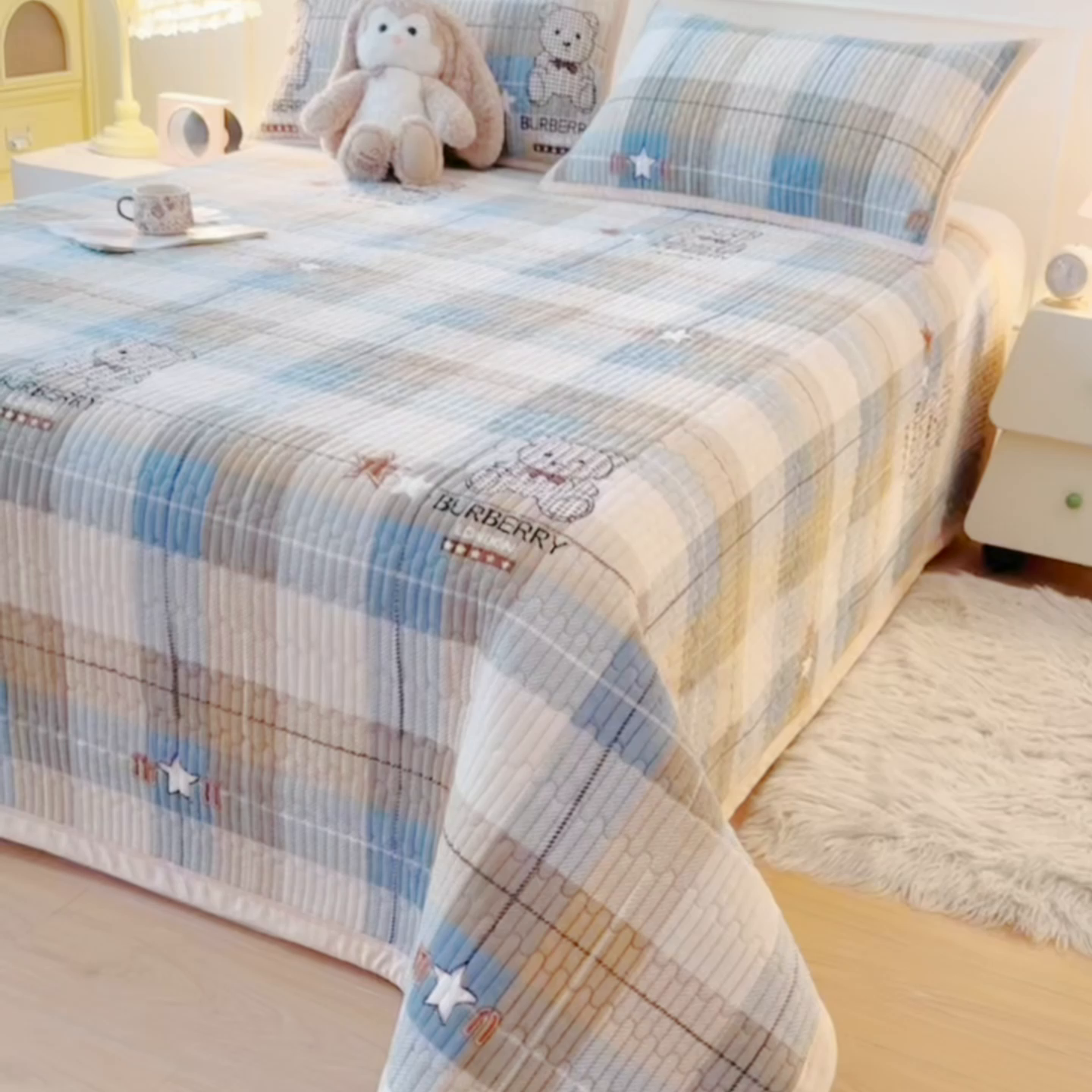 91家纺网 家纺一手货源 找家纺 慕木家纺 2025新款高克重牛奶绒小清新印花卡通夹棉单床盖床盖单件（提供买家秀) 牛奶绒床盖-绿格熊