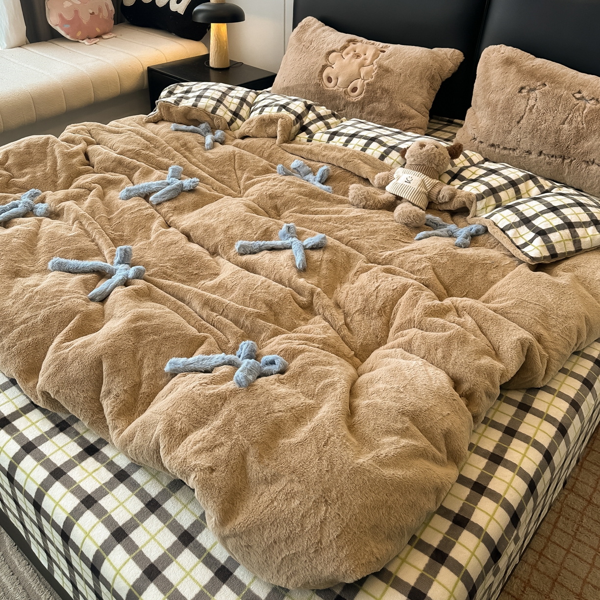 91家纺网 家纺一手货源 找家纺 盼季家纺 2025新款牛奶绒立体蝴蝶结四件套 蝴蝶结牛奶绒-咖咖小熊