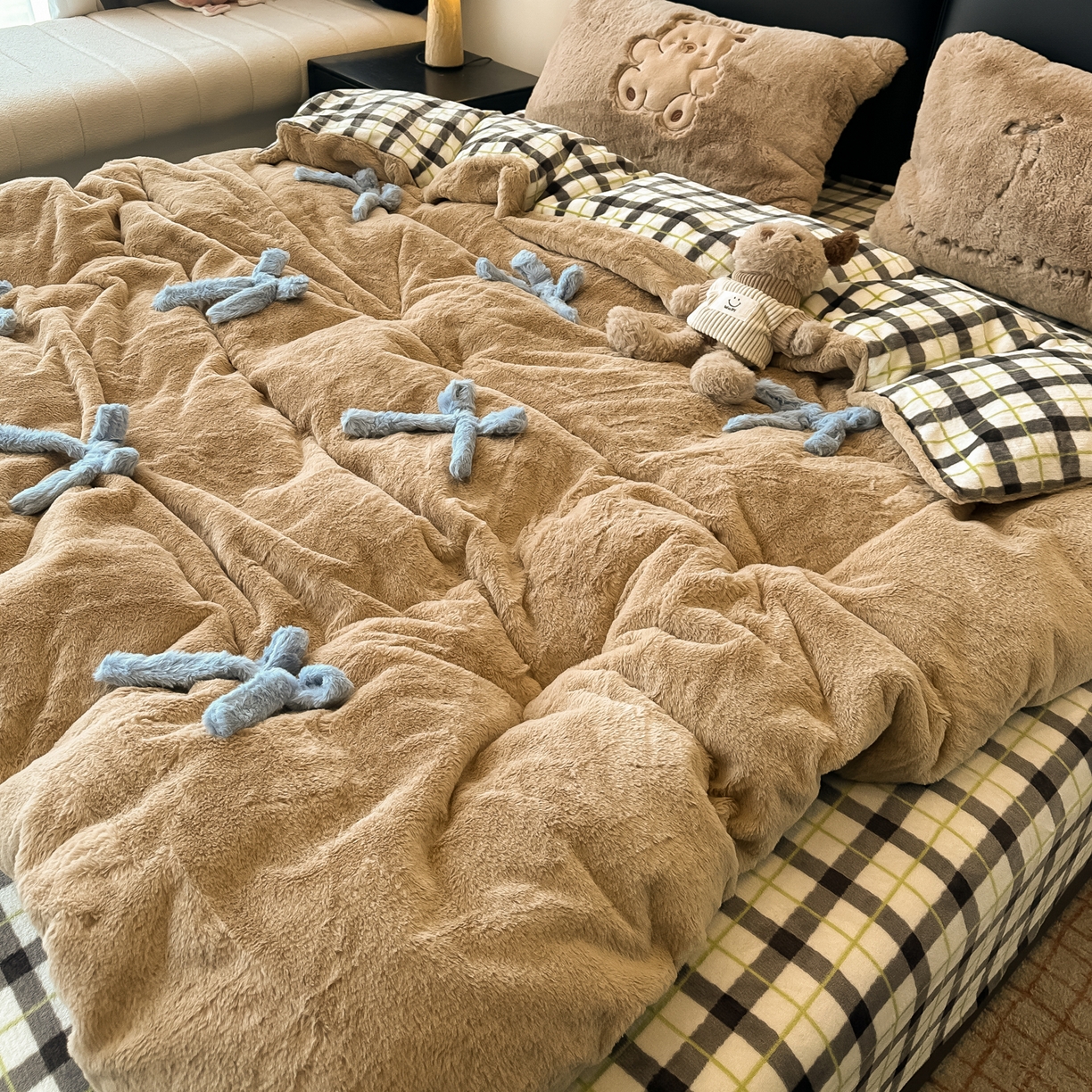 91家纺网 家纺一手货源 找家纺 盼季家纺 2025新款牛奶绒立体蝴蝶结四件套 蝴蝶结牛奶绒-咖咖小熊